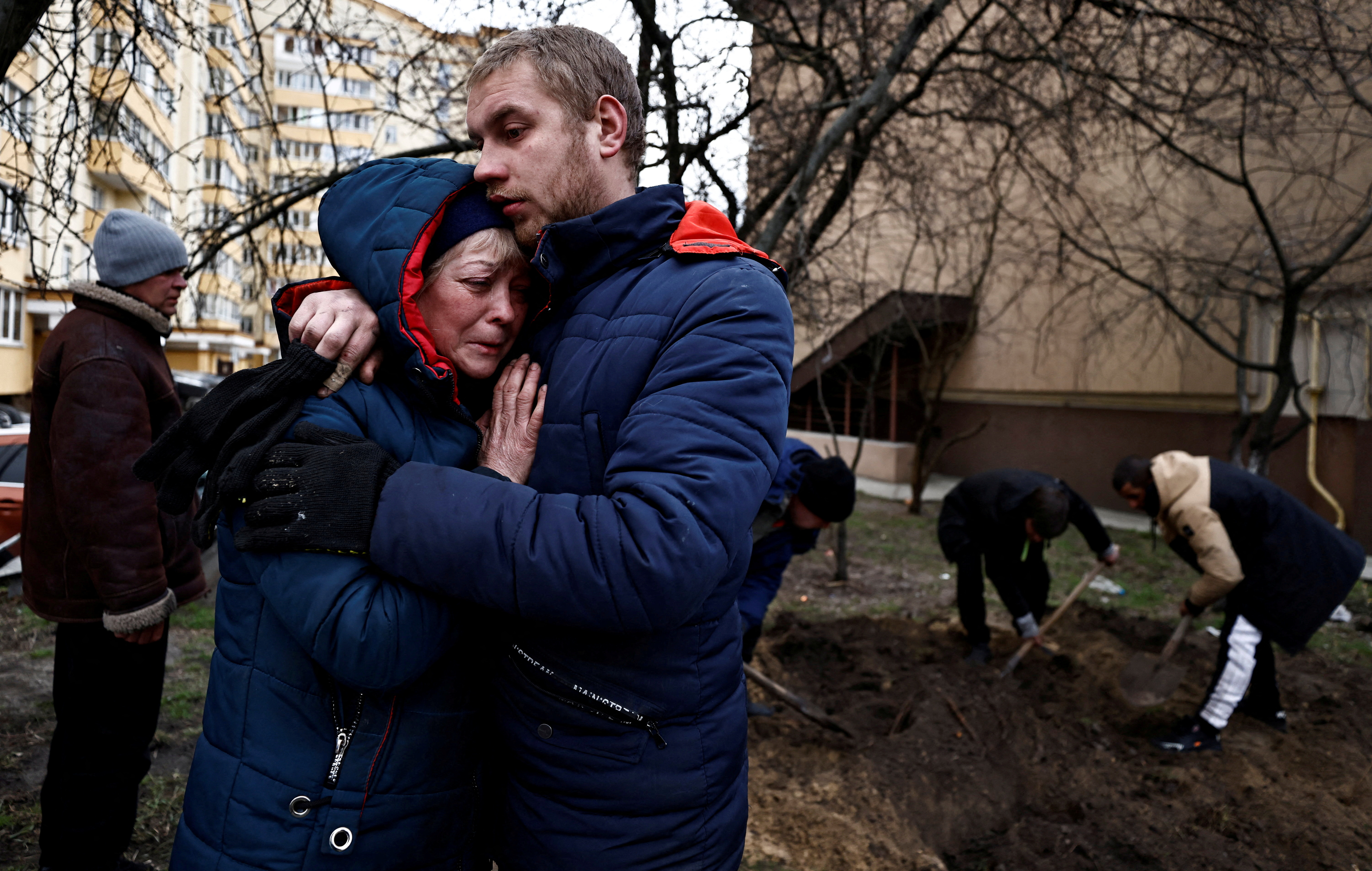 Serhii Lahovskyi, de 26 años, abraza a Ludmyla Verginska, de 51, mientras lloran a su amigo común Ihor Lytvynenko, quien, según los residentes, fue asesinado por soldados rusos en Bucha, Ucrania 5 de abril de 2022. REUTERS/Zohra Bensemra