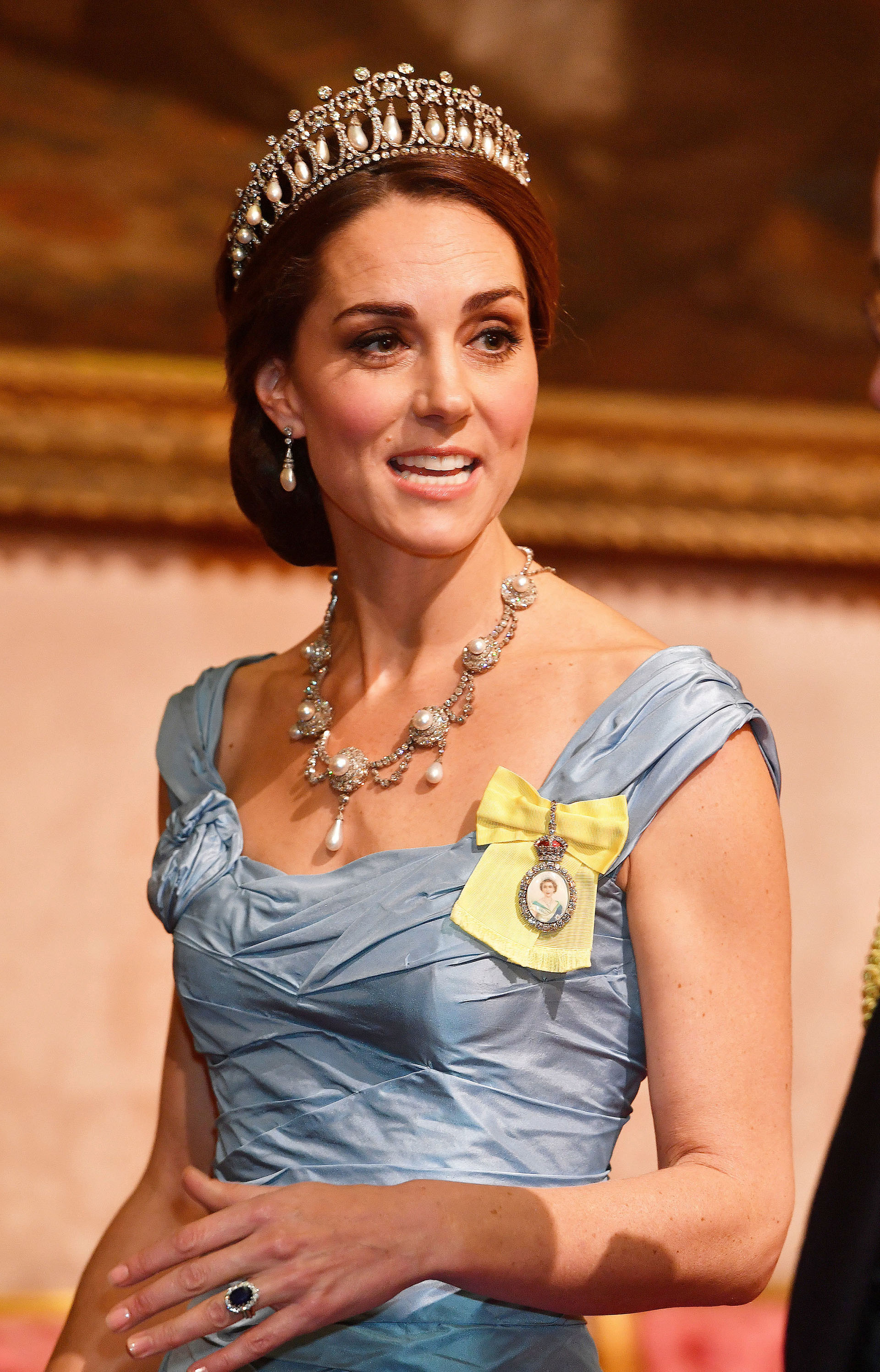 La corona Cambridge Lover’s Knot fue el regalo de bodas que Lady Di recibió de parte de la reina y que la actual duquesa de Cambridge a menudo luce en recuerdo de la que hubiera sido su suegra (REUTERS) 