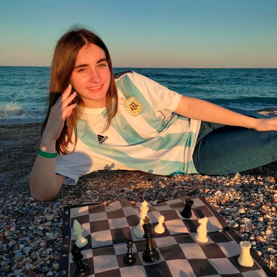 La chica en uno de sus viajes por Argentina para participar en los torneos nacionales de ajedrez