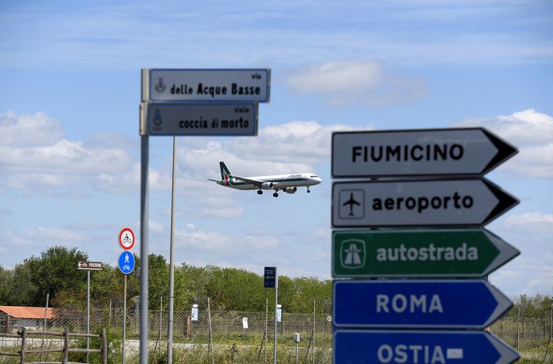(Foto de archivo) Un avión aterriza en el aeropuerto internacional Fiumicino, de Roma (Reuters/ Alberto Lingria)