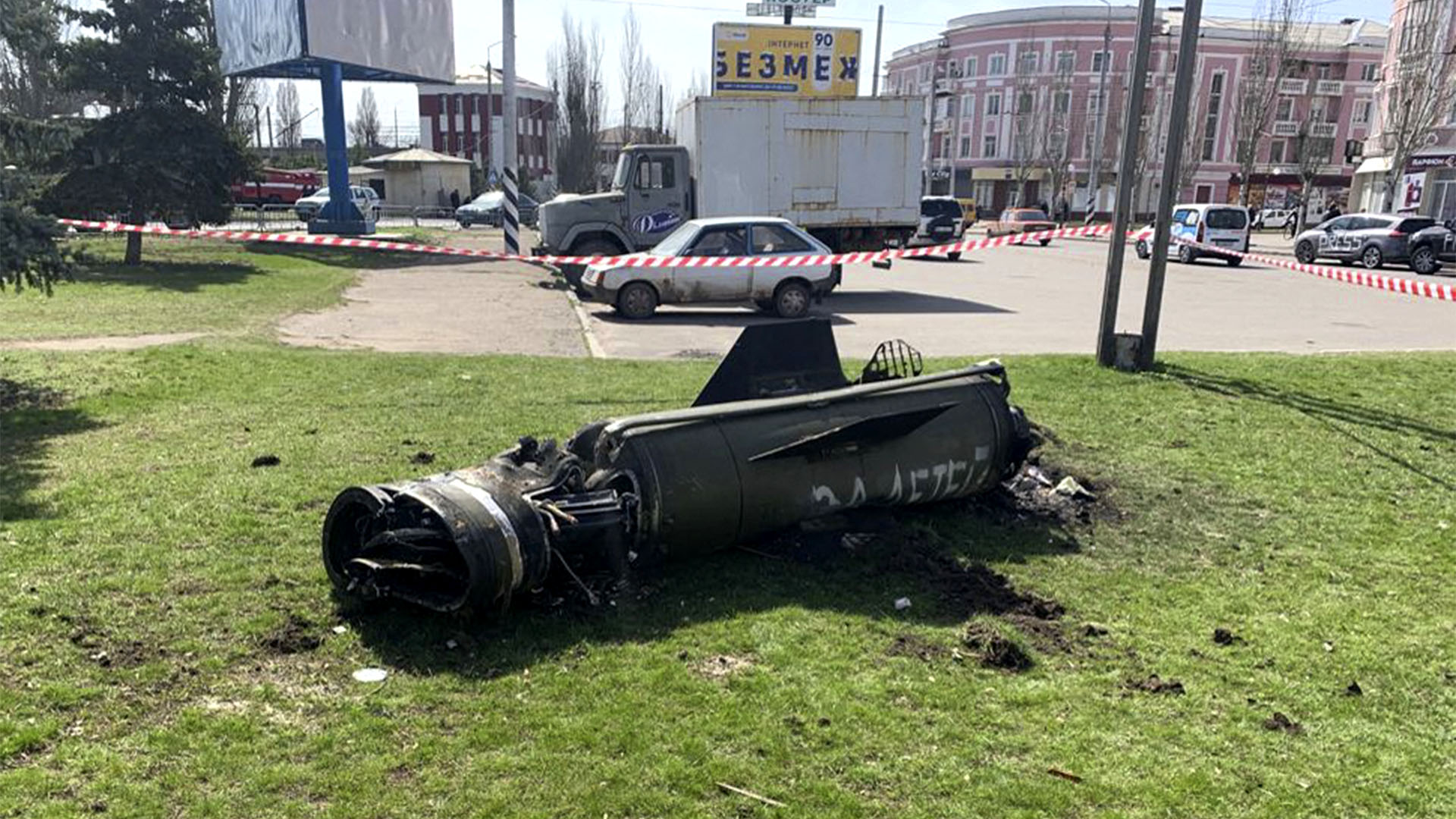 Los restos de un cohete yacen en un área de césped, después de un ataque en la estación de tren en la ciudad oriental de Kramatorsk (Hervé BAR / AFP)