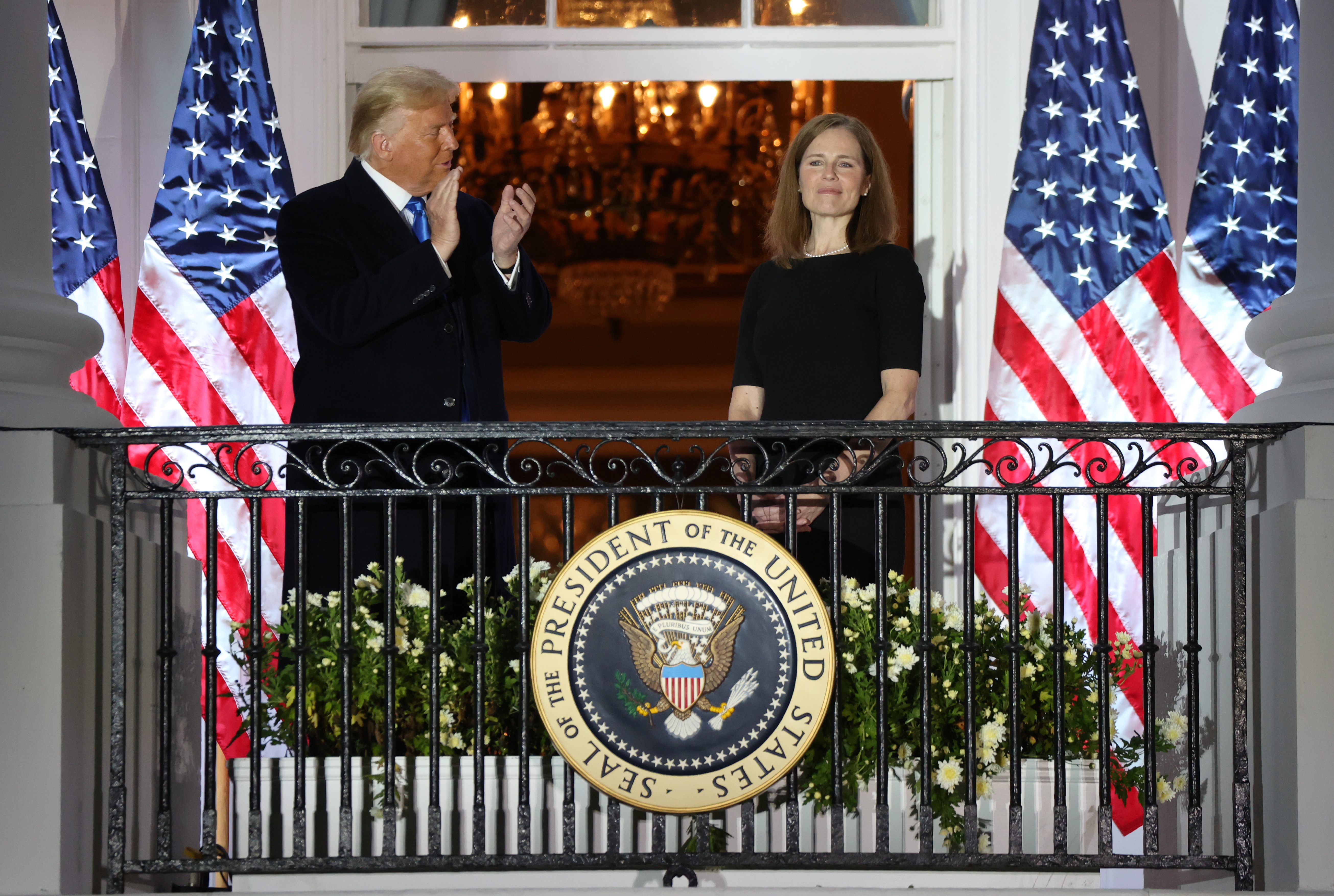 El presidente de Estados Unidos, Donald Trump, aplaude a la jueza de la Corte Suprema de Estados Unidos, Amy Coney Barrett, después de que prestó juramento en la Casa Blanca.   REUTERS/Jonathan Ernst