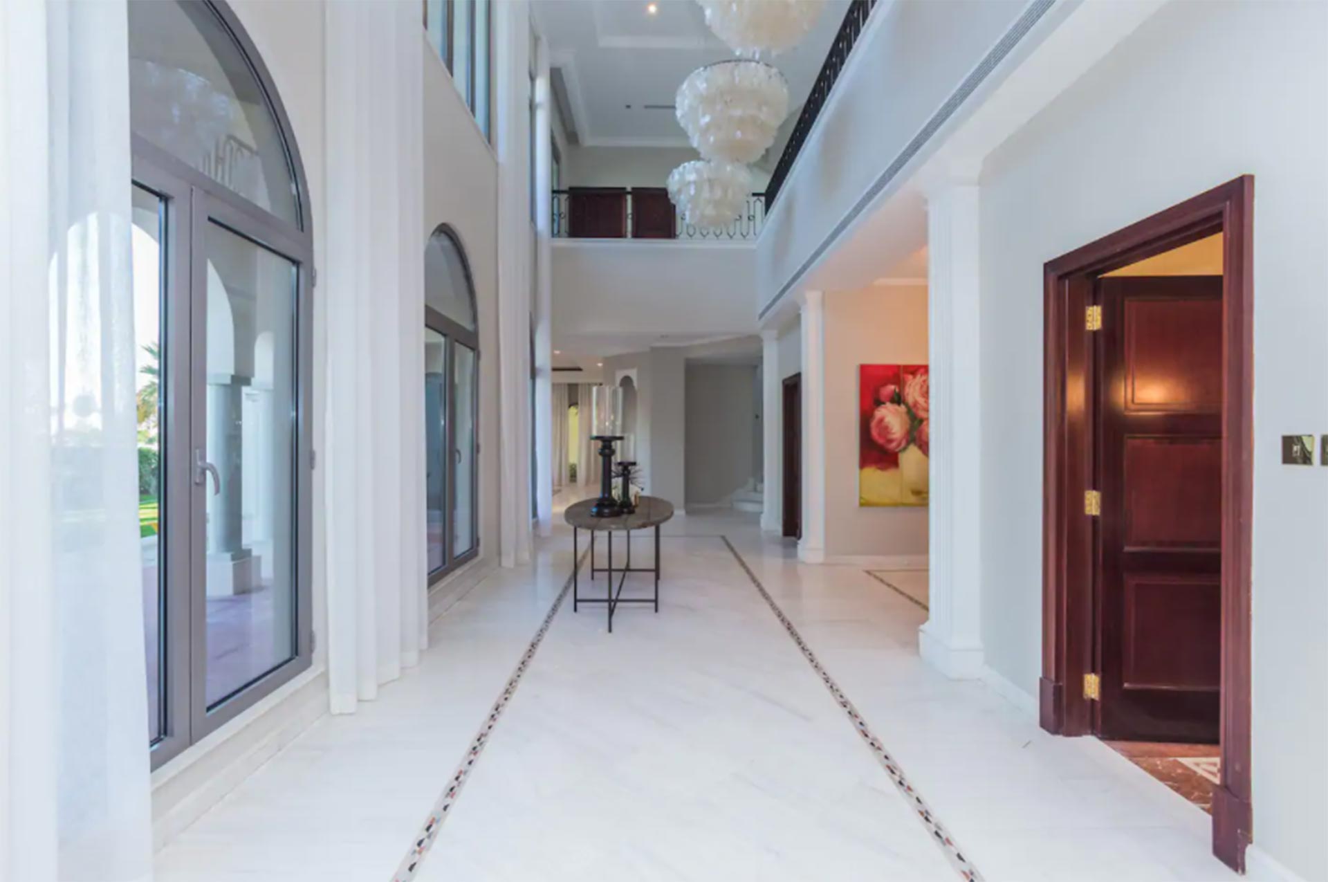 Los pasillos que conectan salones y habitaciones, con detalles de lujo, como los pisos (worldwidelux)