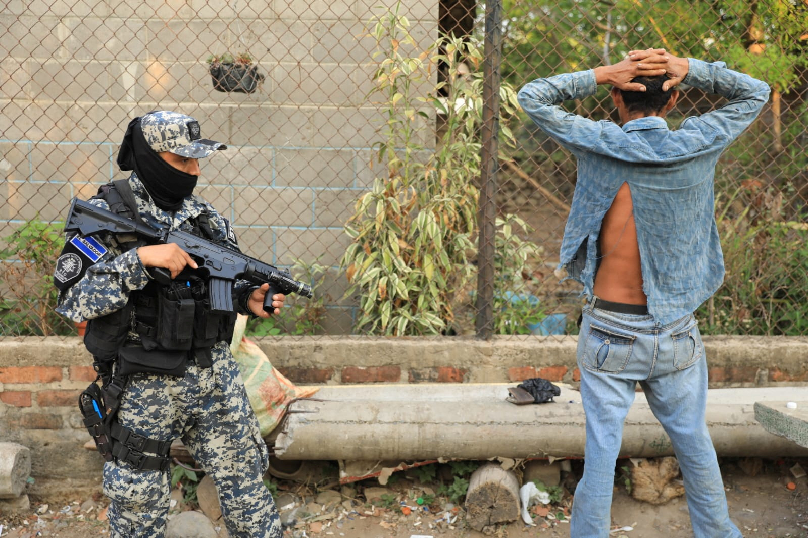 Un operativo en Nueva Concepción en el marco del régimen de excepción en El Salvador (Presidencia de El Salvador/Vía REUTERS)