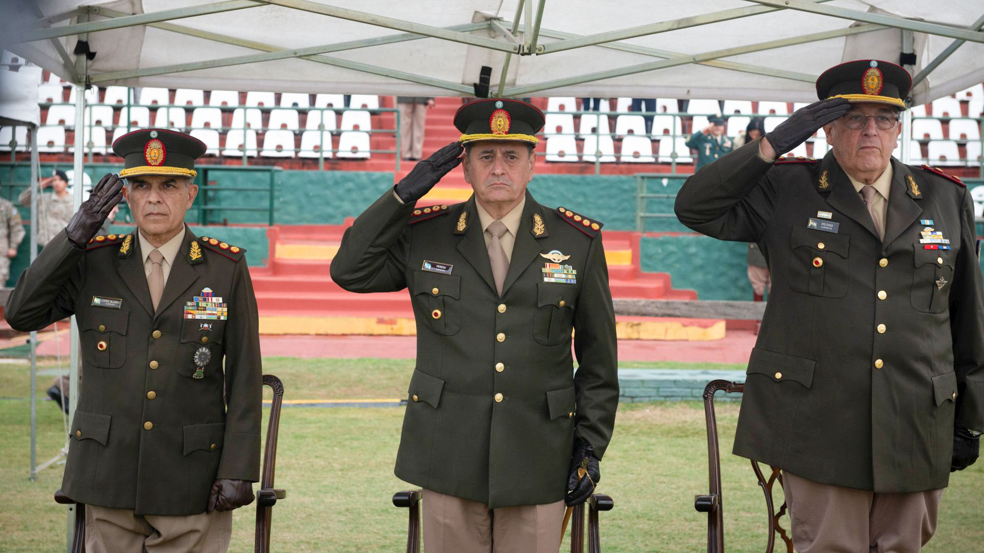 El jefe del Ejército, teniente general Guillermo Olegario Pereda, encabezó el acto cuestionado. A la derecha de la foto, el general retirado Rodrigo Soloaga (@Ejercito_Arg)