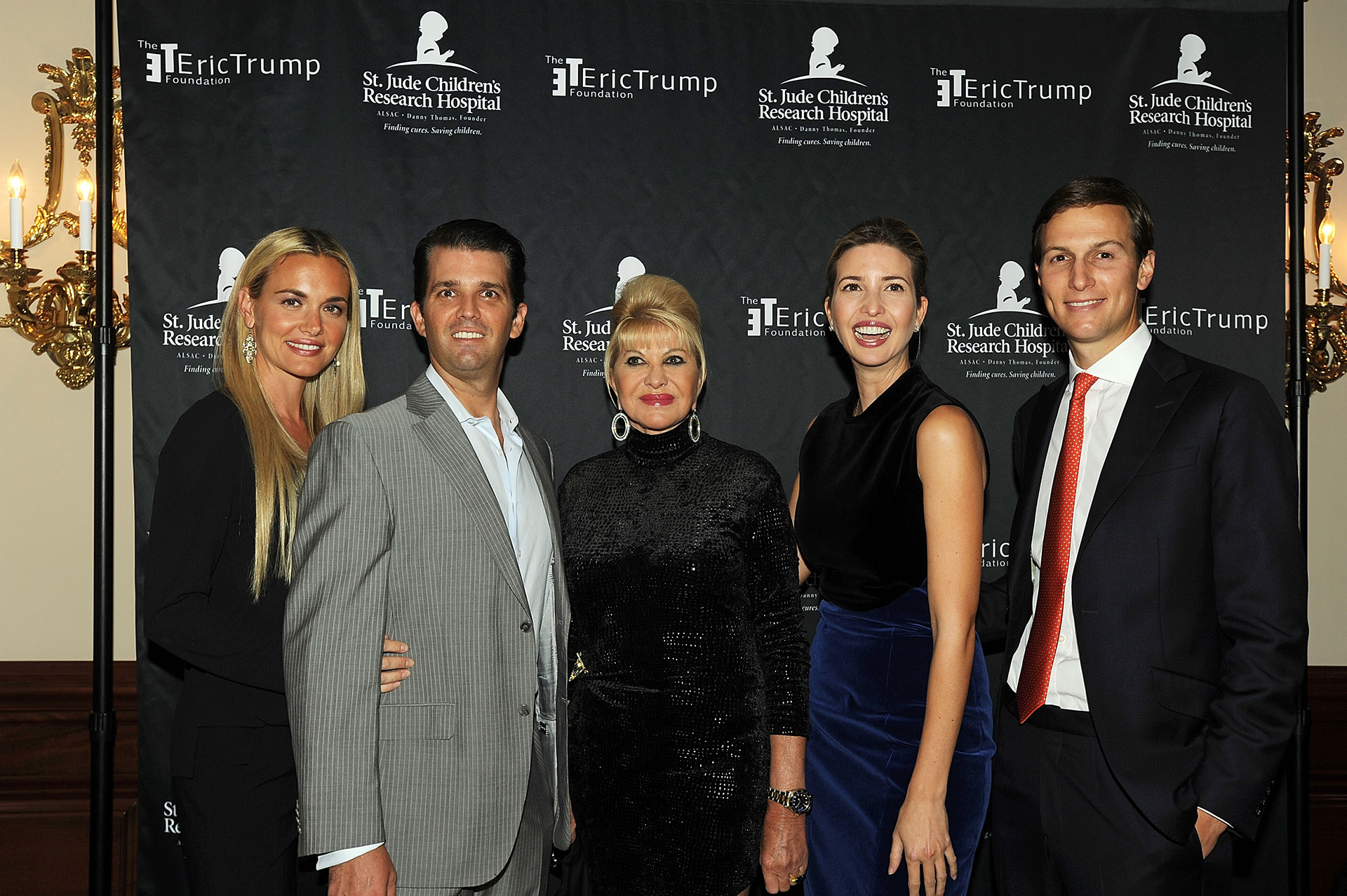 Donald Trump Jr., Vanessa Trump, Ivana Trump, Ivanka Trump y Jared Kushner asisten a la novena edición anual de golf de la Fundación Eric Trump en el Trump National Golf Club Westchester el 21 de septiembre de 2015 en Briarcliff Manor City (Foto de Bobby Bank/WireImage)