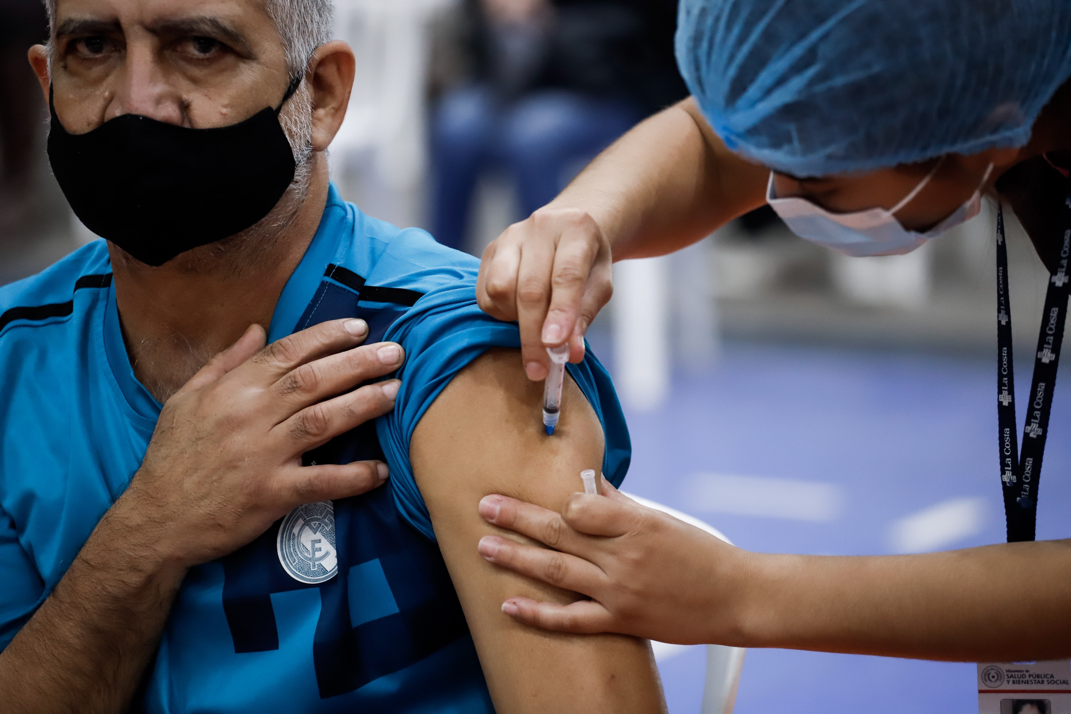FOTO DE ARCHIVO: Un hombre recibe una dosis de la vacuna contra el covid-19 en la sede de la Secretaría Nacional de Deportes (SND) de Asunción (EFE/Nathalia Aguilar)