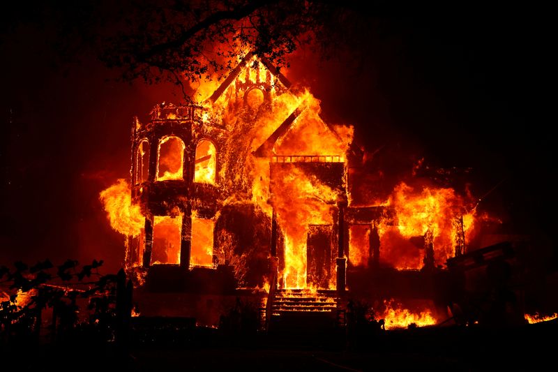 Una casa es totalmente envuelta por las llamas durante el incendio "Glass Fire" en St. Helena, California, Estados Unidos. 