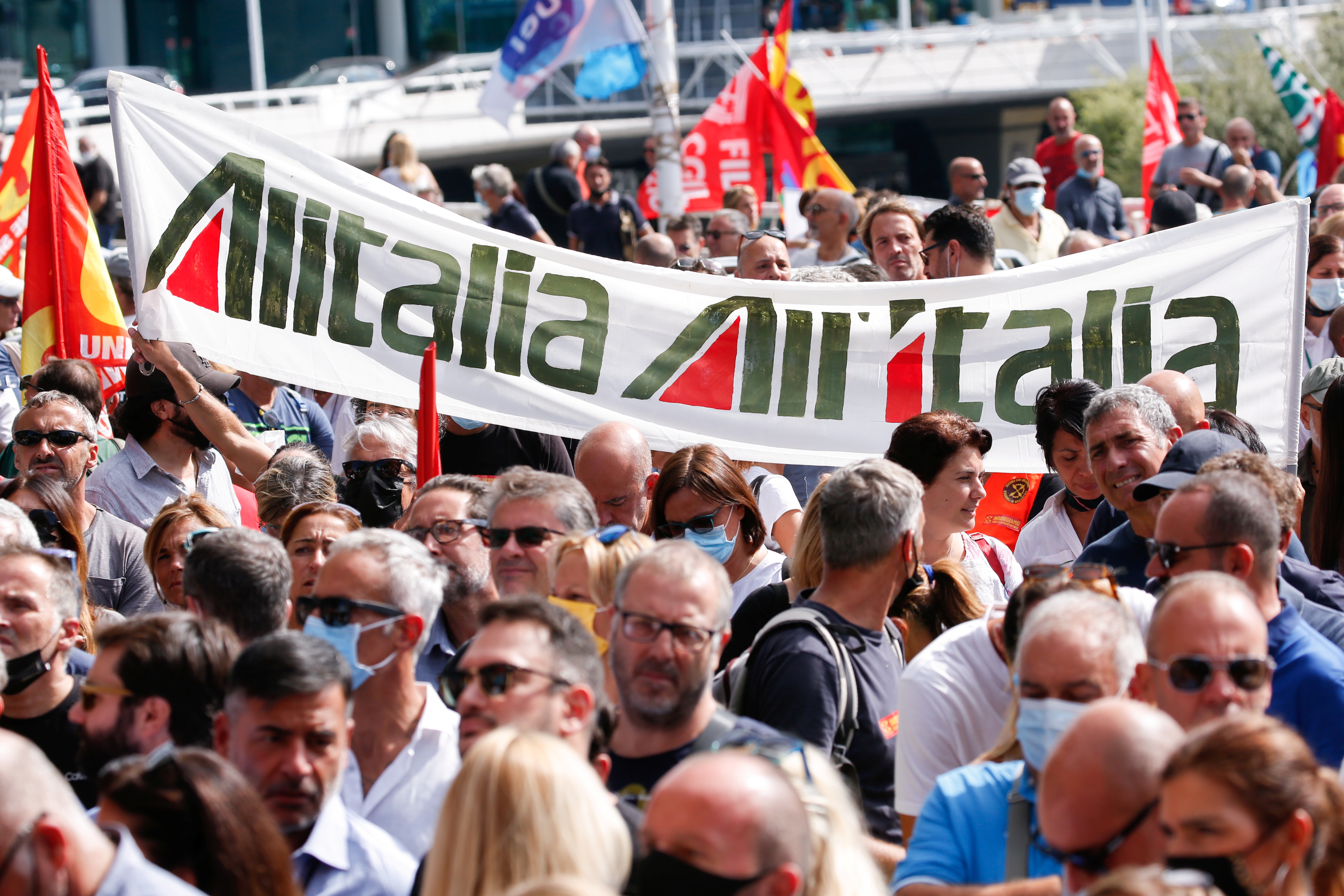 Trabajadores de Alitalia protestan contra la nueva aerolínea Italia Trasporto Aereo (ITA), en el aeropuerto de Fiumicino (REUTERS/Remo Casilli)