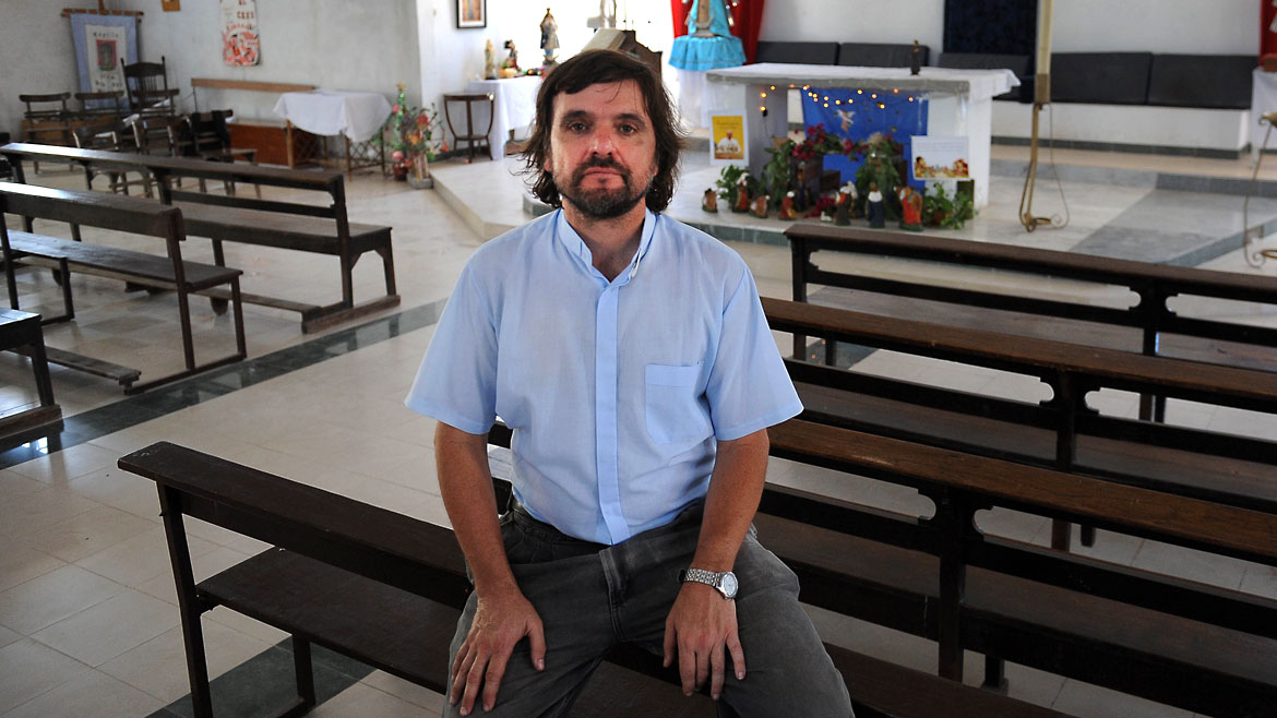 El padre Pepe pide que se cuide a los maestros, que se los siga priorizando en la vacunación, pero que se garantice alguna forma de presencialidad (Foto: Télam)