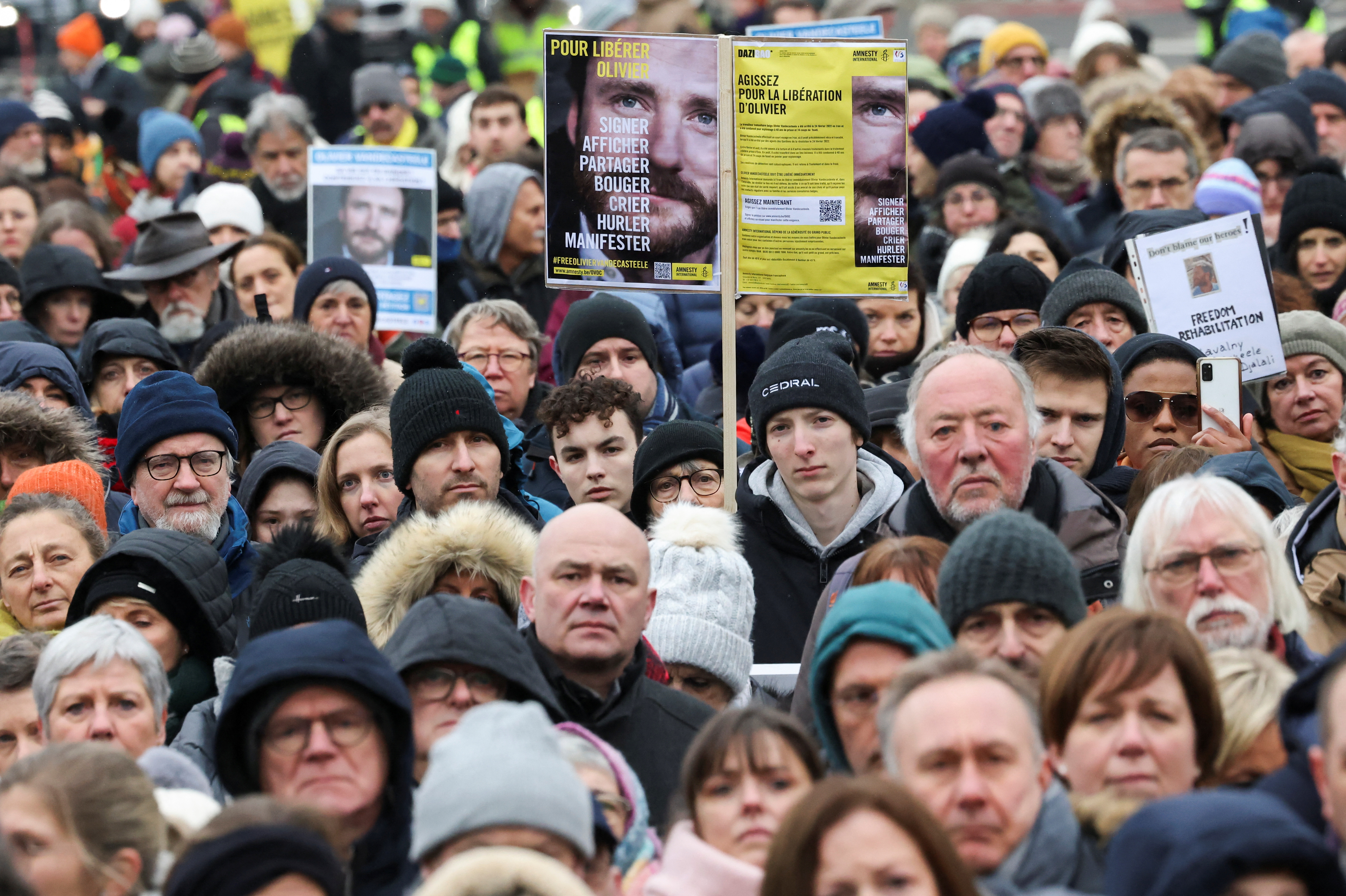Multitudinaria protesta en Bruselas por la liberación de Olivier Vandecasteele. (REUTERS/Yves Herman)