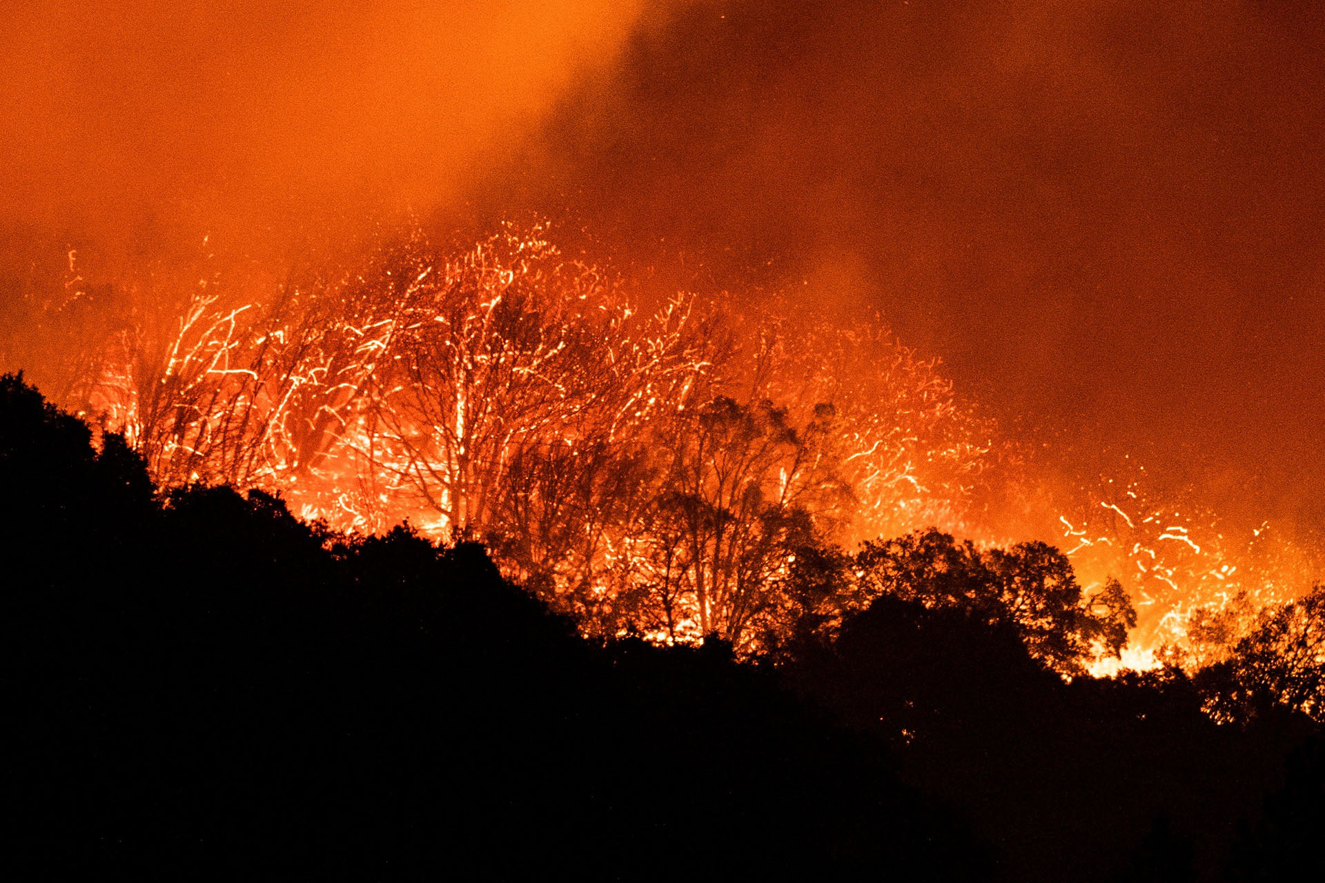 Vista del fuego declarado en Shaver Lake en el bosque nacional de Sierra en California, Estados Unidos este martes. EFE/ Etienne Laurent