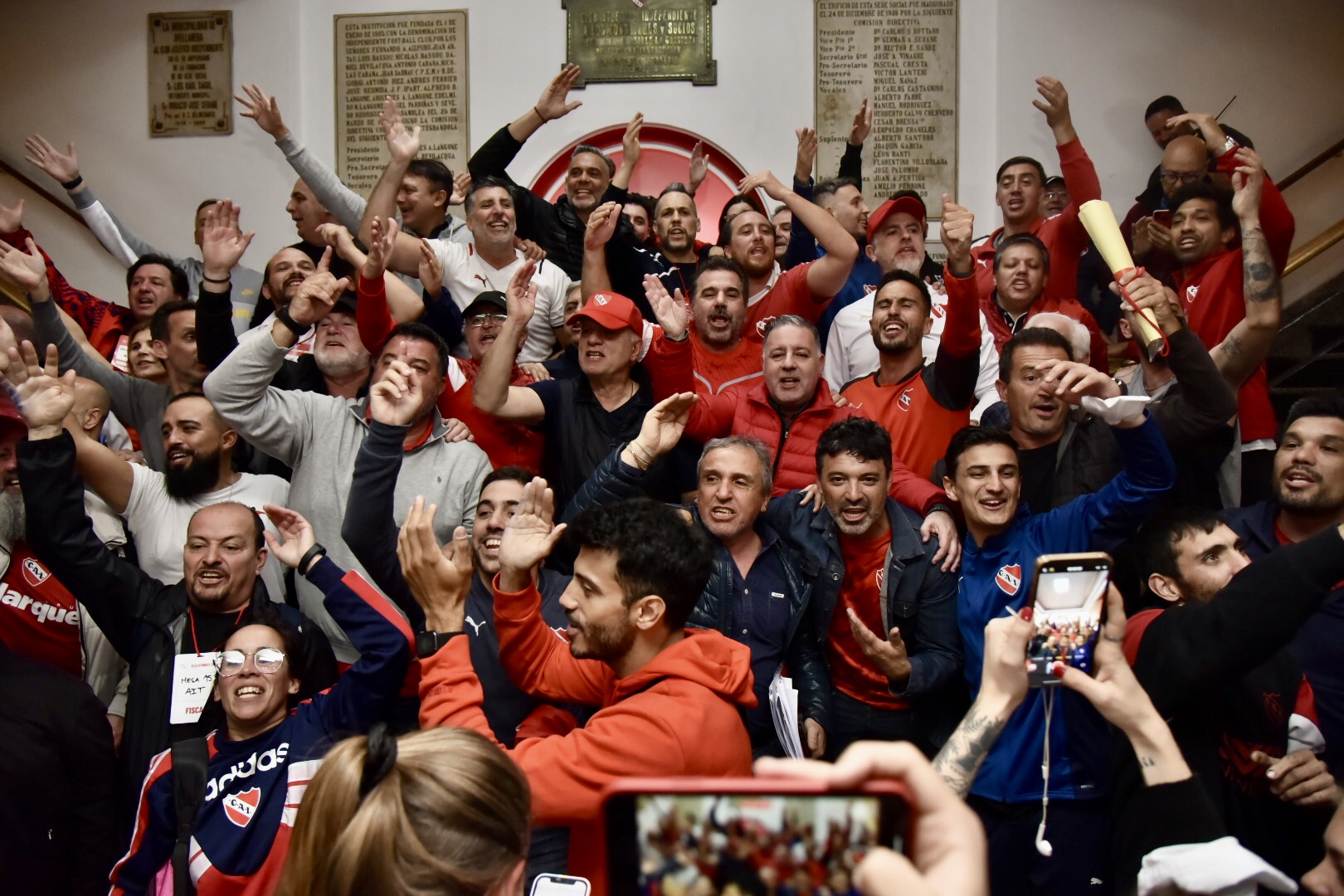 La agrupación, con Doman y Grindetti en el centro, en los festejos dentro de la sede (Crédito: Ariel Torres)