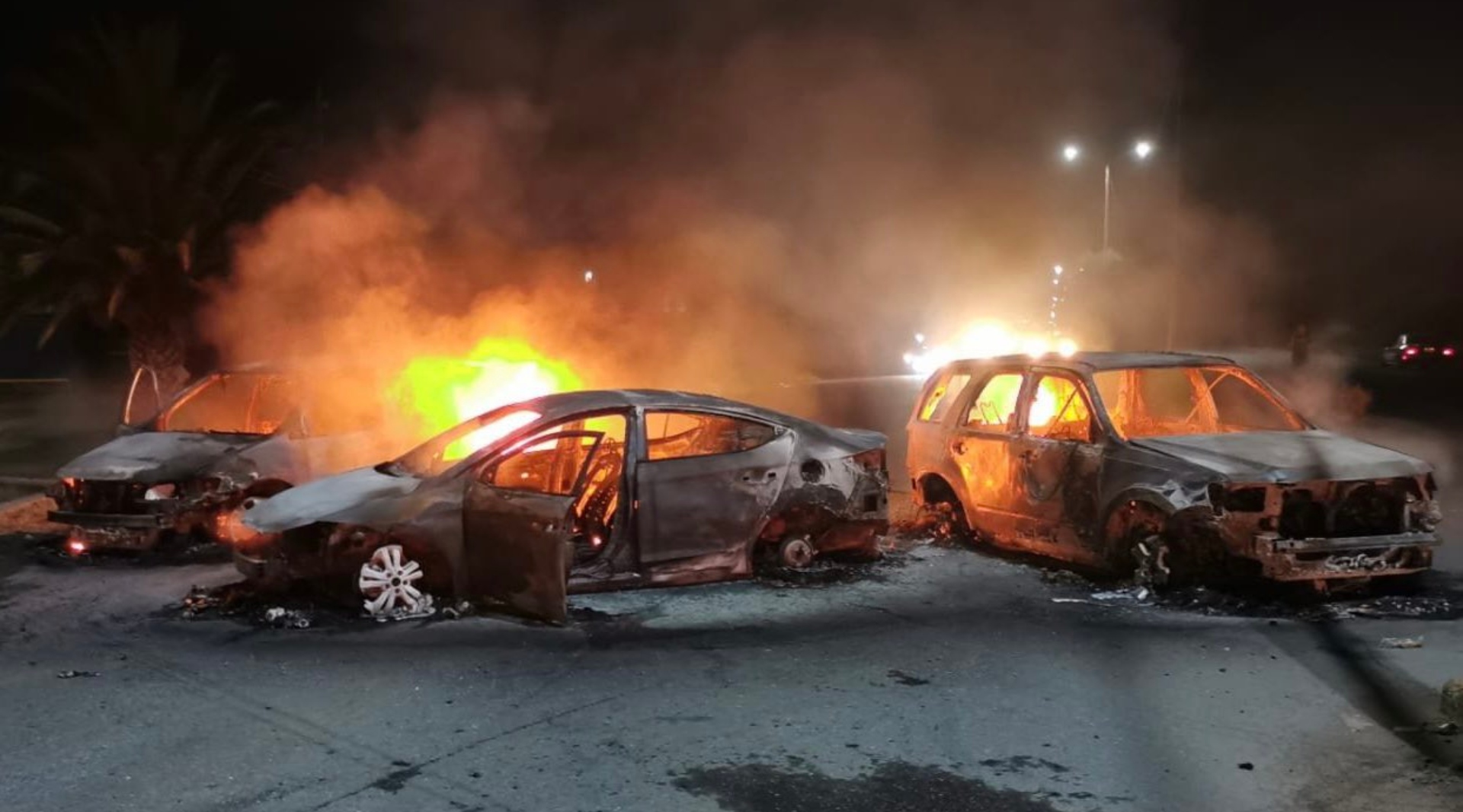 Con vehículos incendiados, presuntos criminales pretendieron distraer la atención de las autoridades luego de un intento de fuga en el Penal de Cieneguillas. (Twitter/@CMF_GlobalRisk)