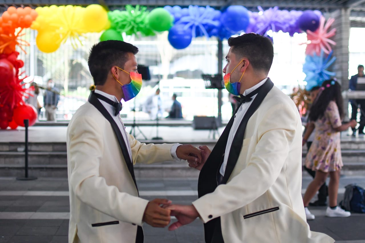 Más de 100 parejas del mismo género contrajeron matrimonio a un día de la Marcha del Orgullo LGBT+