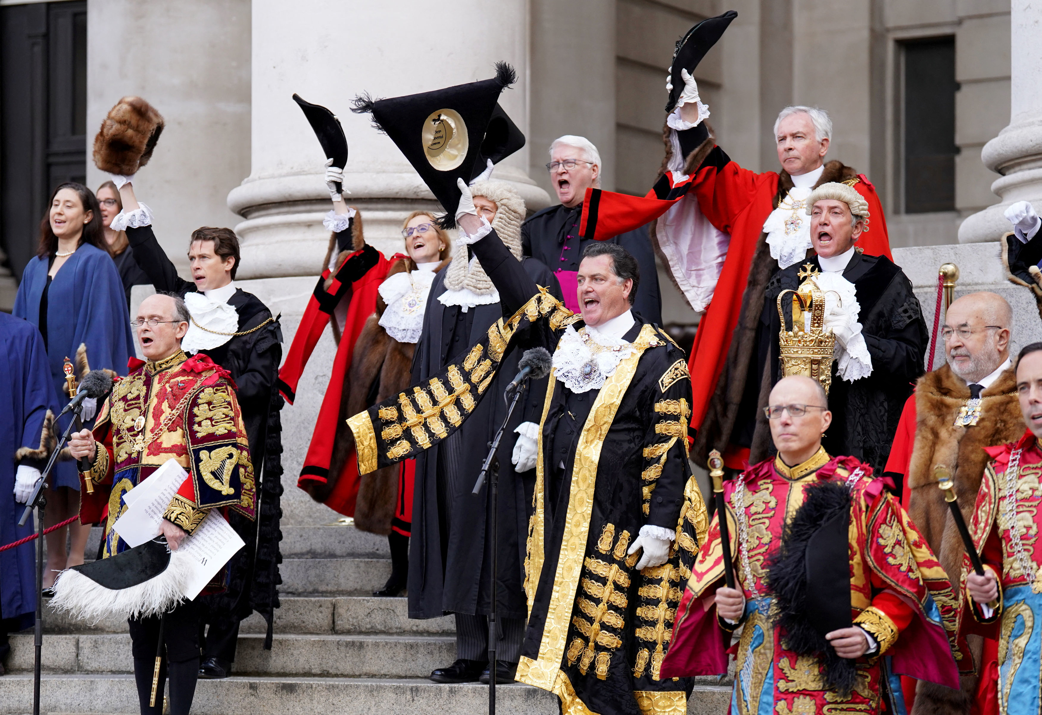 Funcionarios y miembros electos de la Corporación de la Ciudad de Londres se quitan el sombrero frente a la Bolsa Real tras la lectura de la Proclamación de Adhesión del rey Carlos III este10 de septiembre de 2022 (James Manning/REUTERS)