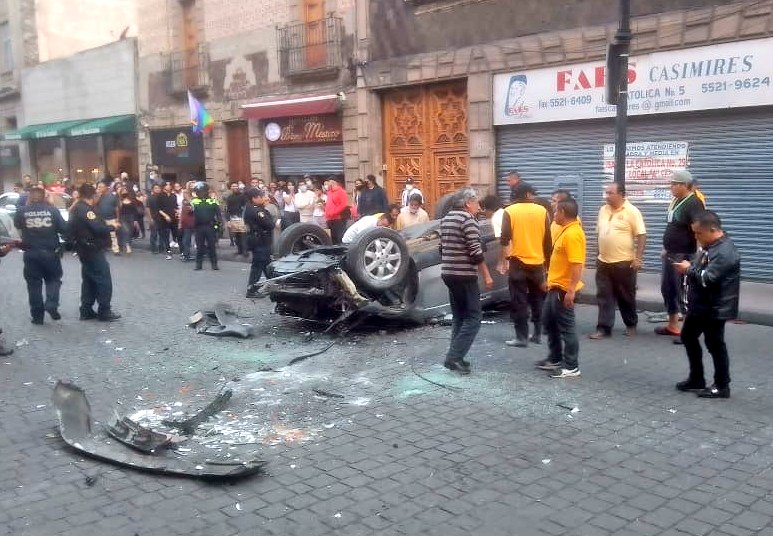 Automóvil cayó desde un segundo piso en el centro histórico de la Ciudad de México