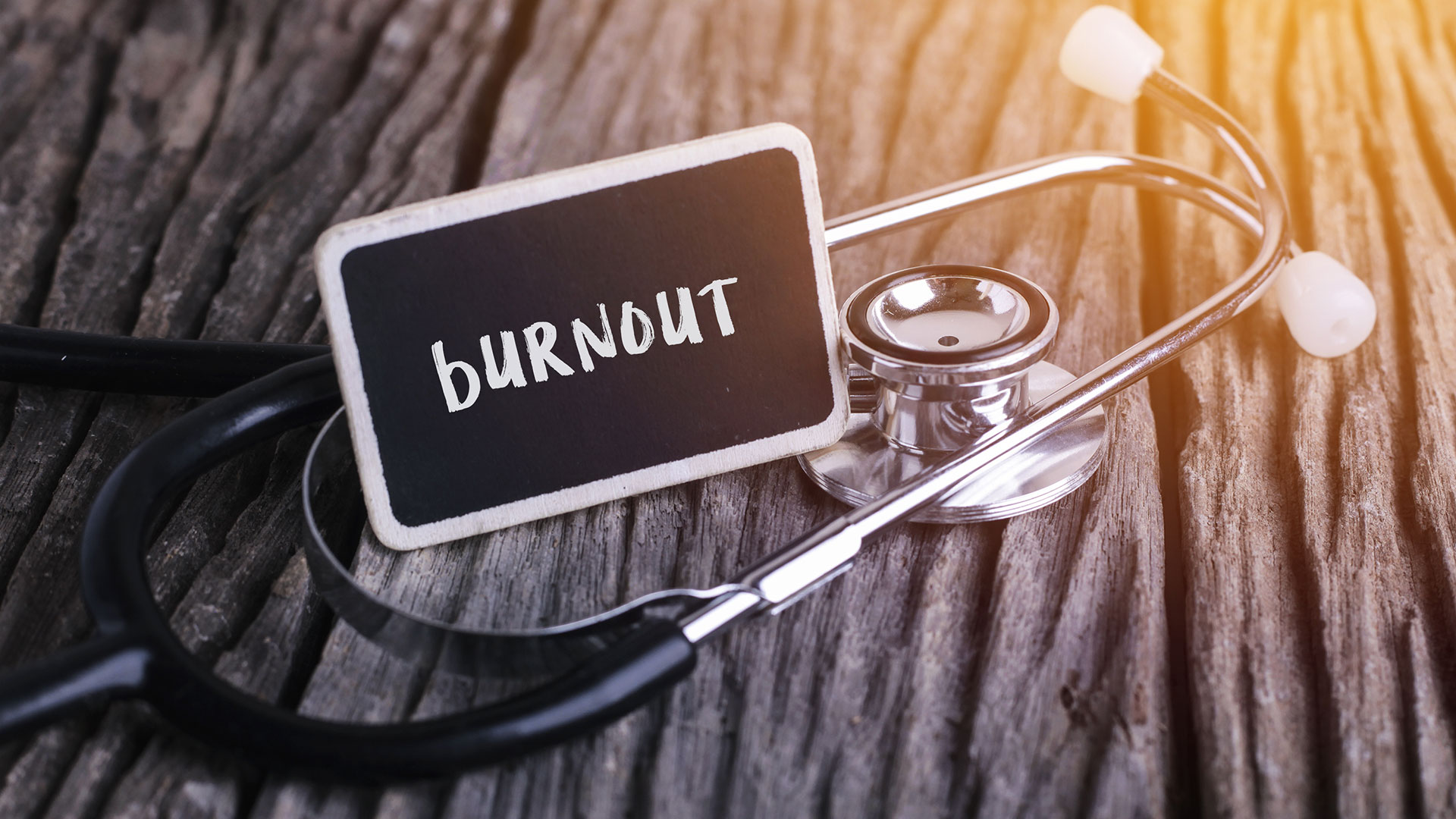 La OMS definió al burnout como un síndrome resultante de un estrés crónico en el trabajo que no fue gestionado con éxito (Shutterstock)