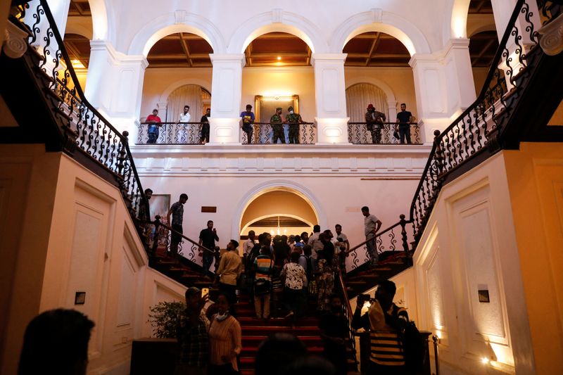 People visit the president's house after the departure of president Gotabaya Rajapaksa, in the midst of the country's economic crisis, in Colombo, Sri Lanka.  13 de julio de 2022. REUTERS/Adnan Abidi