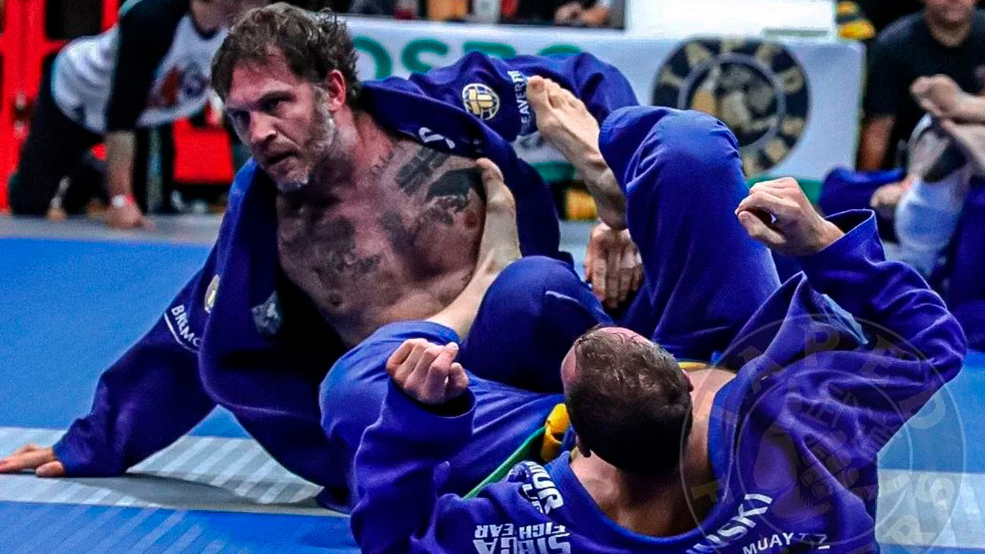 Tom Hardy made a surprise appearance at a martial arts competition on Saturday and ultimately won the event (taped_fingers)