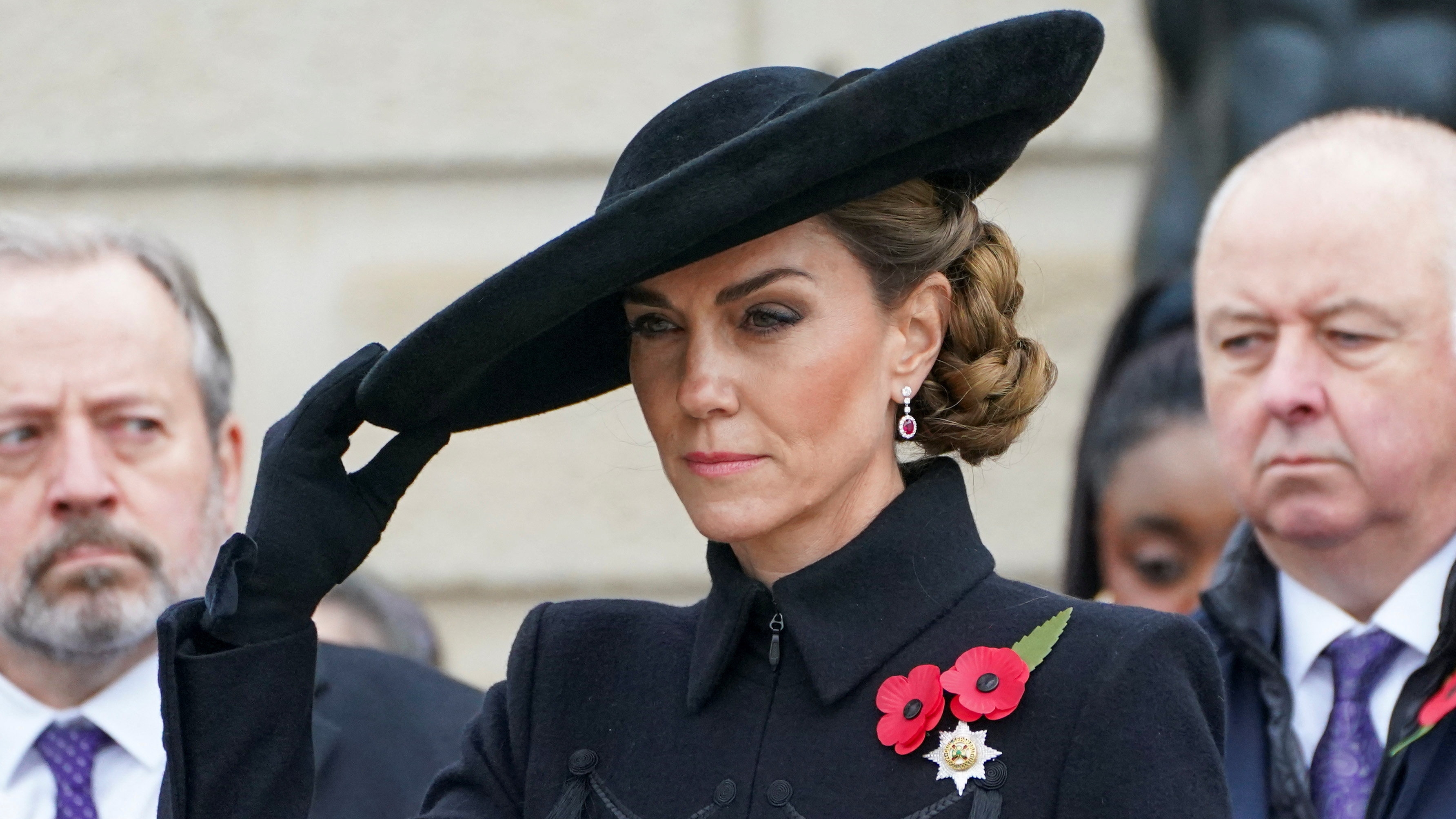 Kate Middleton, de riguroso luto, reaparece tras un mes sin actos: su emotivo homenaje y su nota manuscrita en el Día del Recuerdo - Infobae