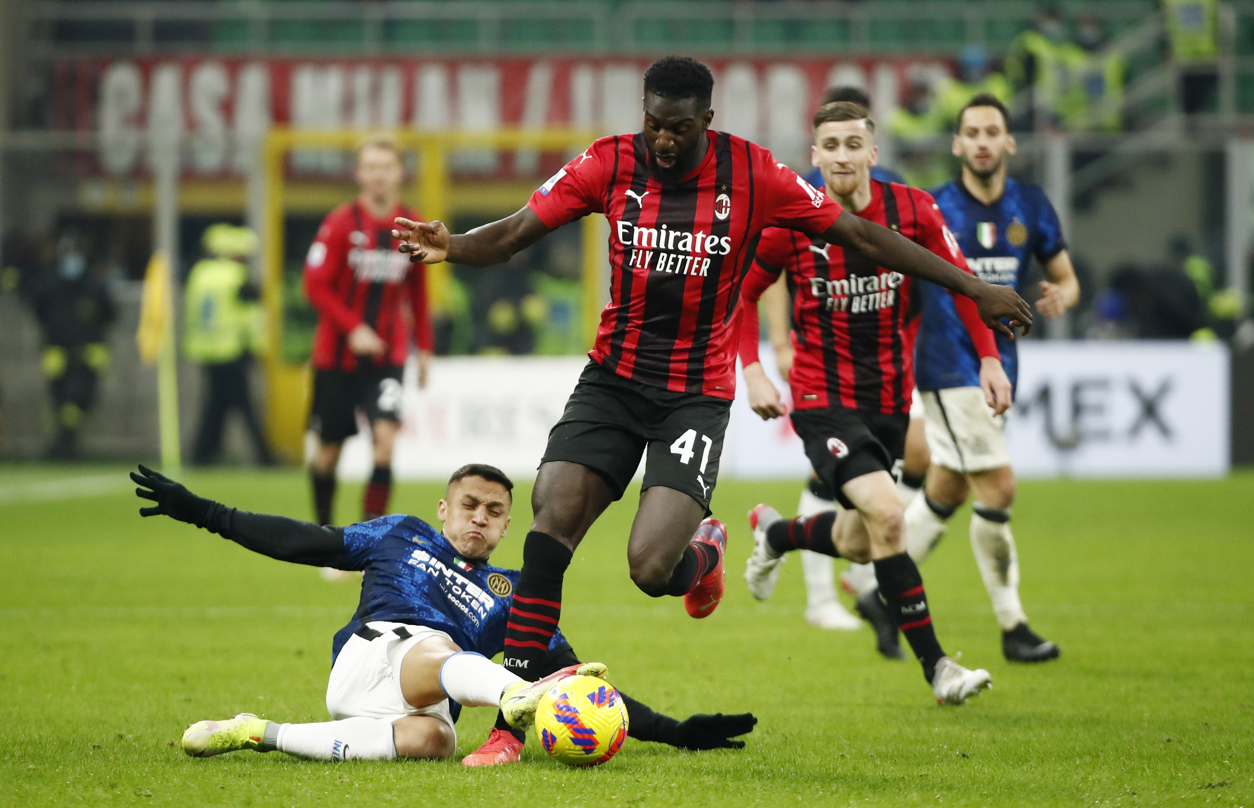 Tiemoue Bakayoko en acción durante el clásico Milan-Inter (Foto: Reuters)