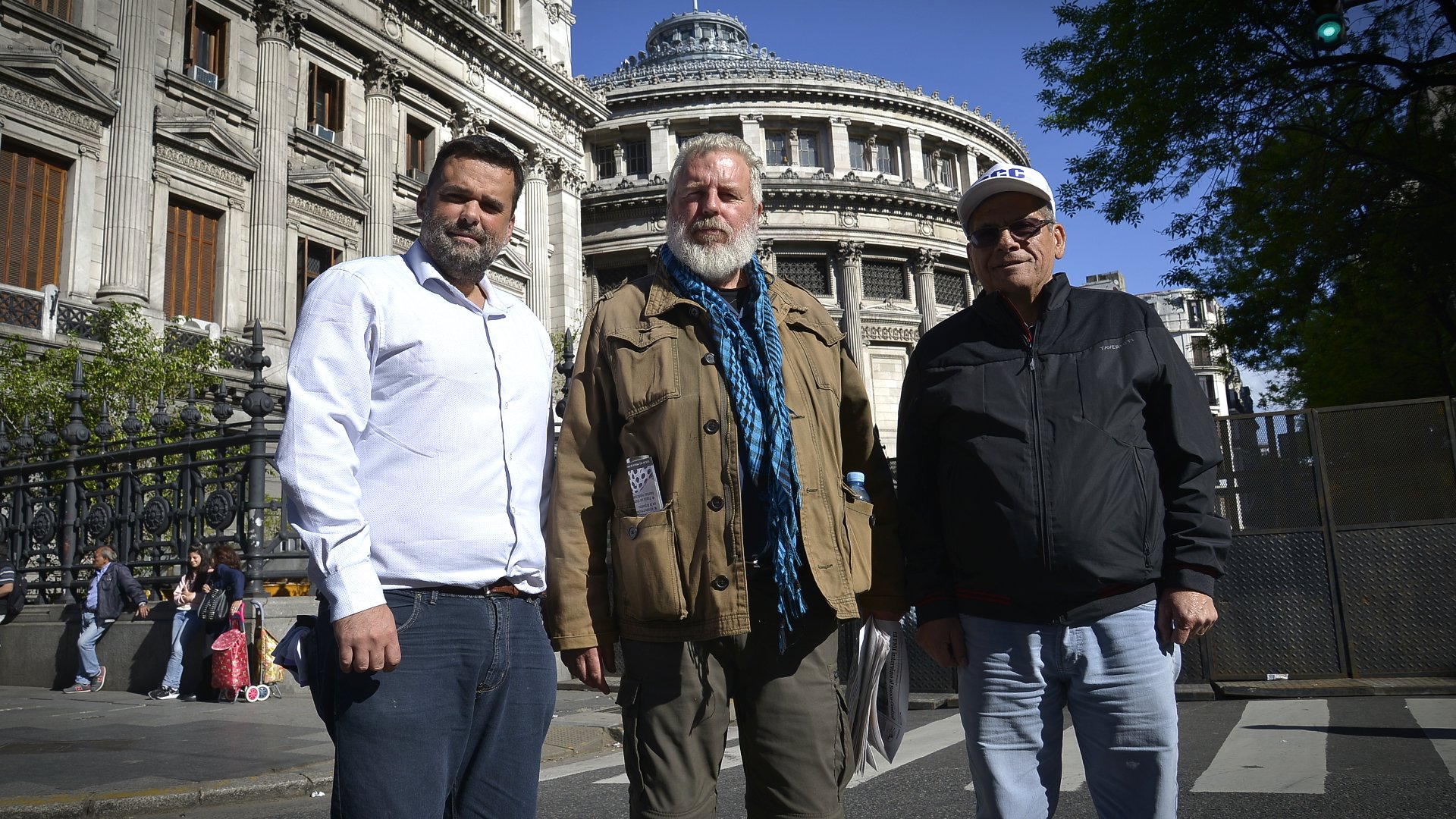 Juan Carlos Alderete, Daniel Menéndez y Esteban "Gringo" Castro demandan que el gobierno declare la emergencia alimentaria y haga llegar más comida a los comedores y merenderos (Gustavo Gavotti)