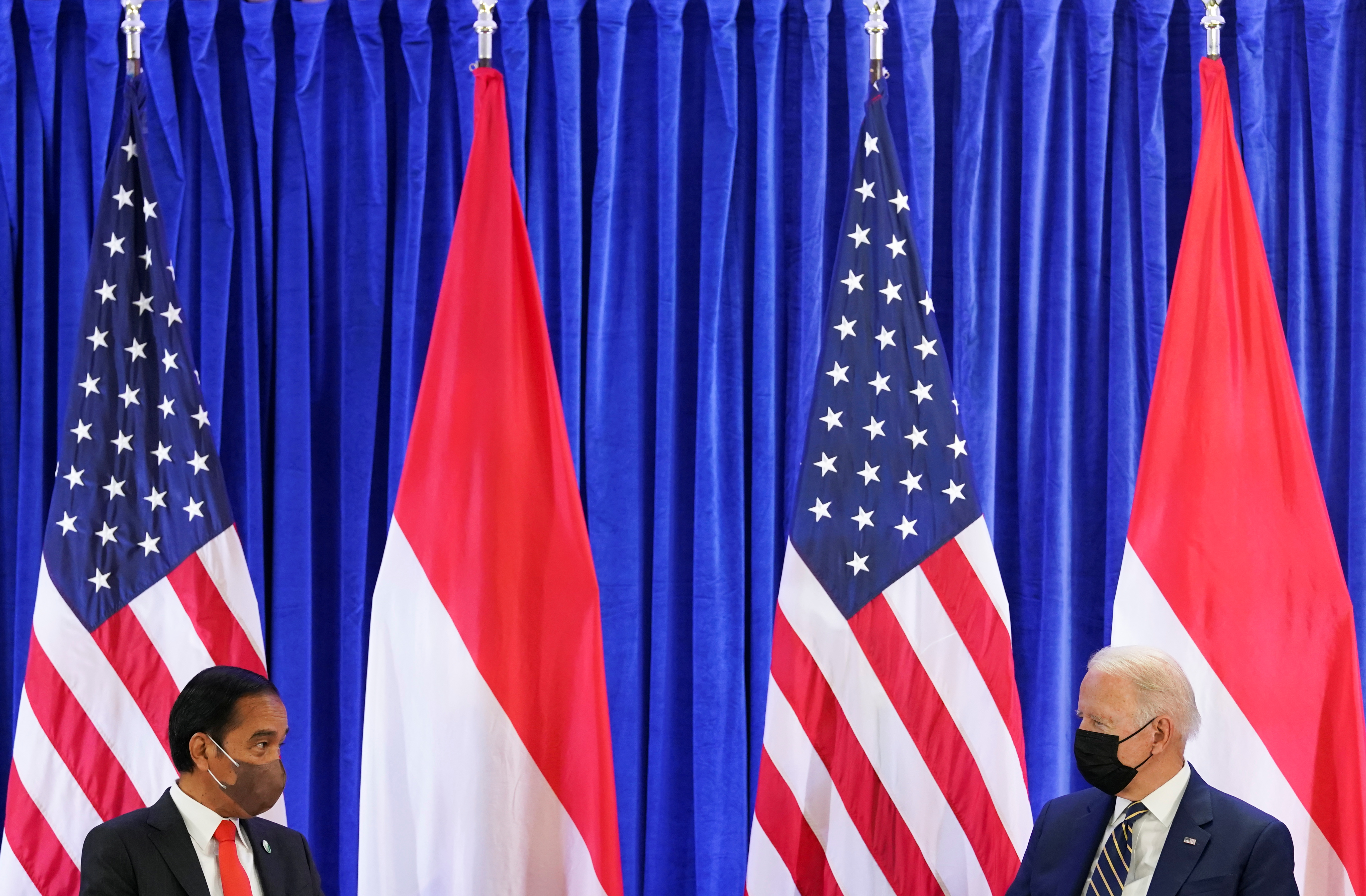 El presidente de Indonesia, Joko Widodo, y el presidente de Estados Unidos, Joe Biden, conversan durante una reunión bilateral en la Conferencia de la ONU sobre el Cambio Climático (COP26) en Glasgow, Escocia, Gran Bretaña, el 1 de noviembre de 2021. REUTERS/Kevin Lamarque/Archivo
