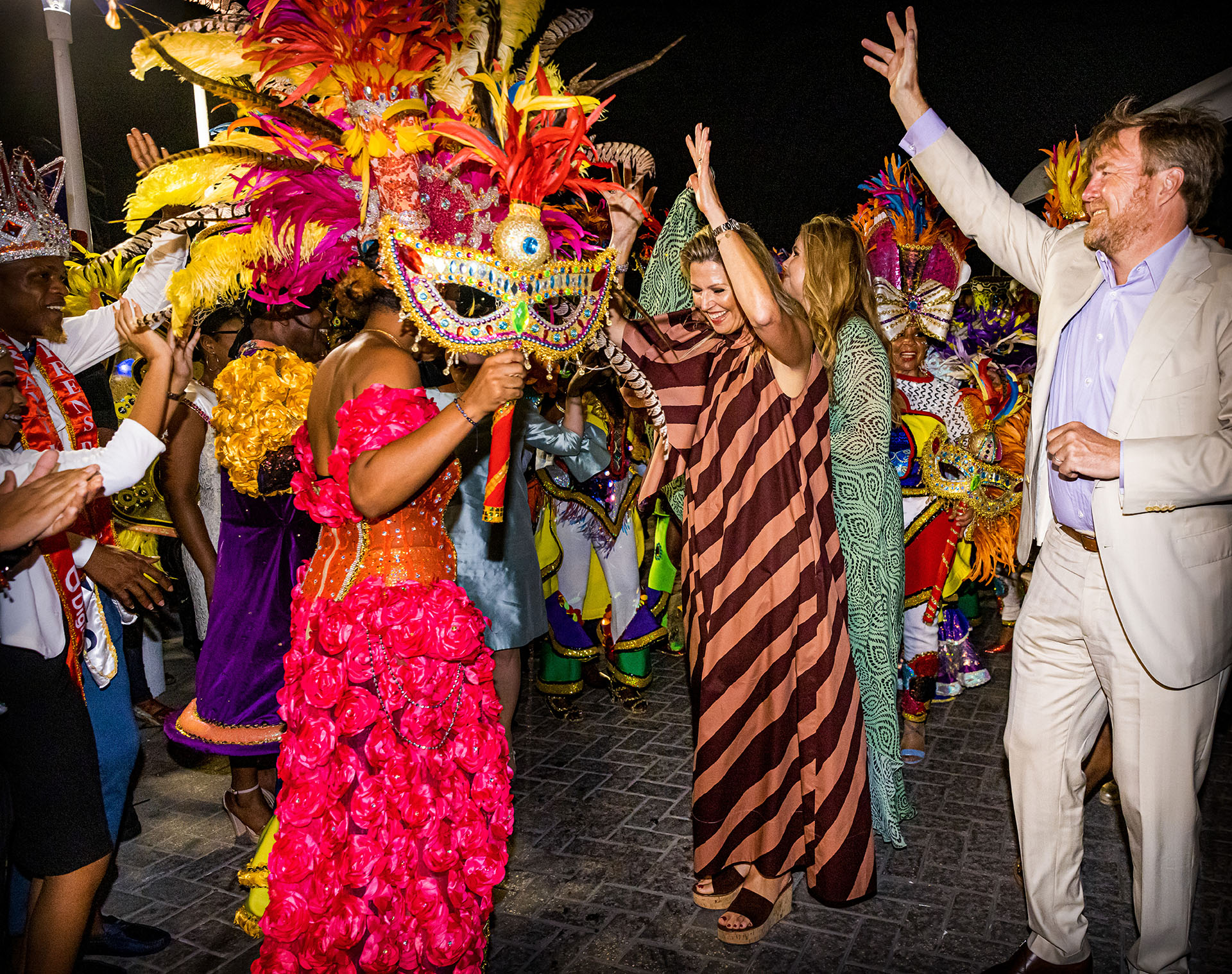El Rey Willem-Alexander de los Países Bajos, la Reina Máxima de los Países Bajos y la Princesa Amalia de los Países Bajos visitan el festival de carnaval en Brion Square en el Tour de la Familia Real Holandesa de las Islas del Caribe Holandés el 4 de febrero de 2023 en Willemstad, Curazao. (Foto de Patrick van Katwijk/WireImage)
