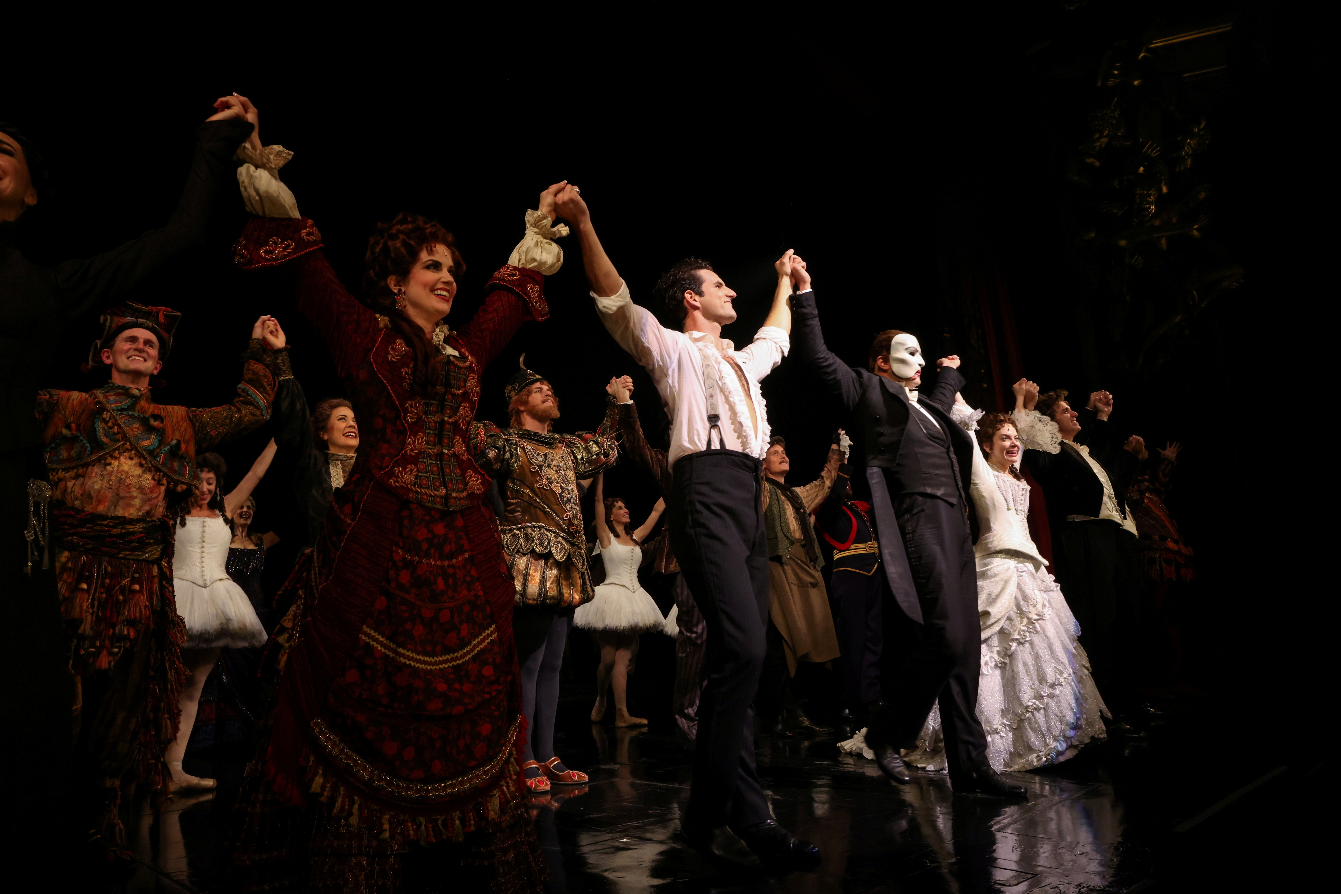 Miembros del elenco de pie en el escenario después de actuar en la noche de reapertura de "El fantasma de la ópera" en el Teatro Majestic en la ciudad de Nueva York, Nueva York, EE.UU., 22 de octubre de 2021 (Reuters)