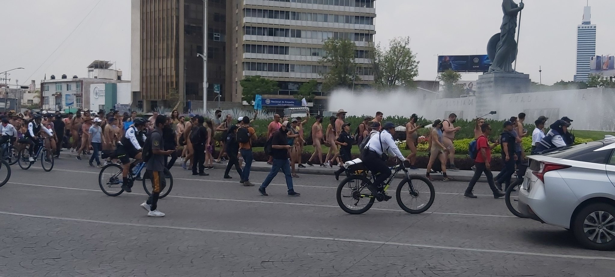 Marcha nudista (Foto Twitter @DiaAlDesnudo)