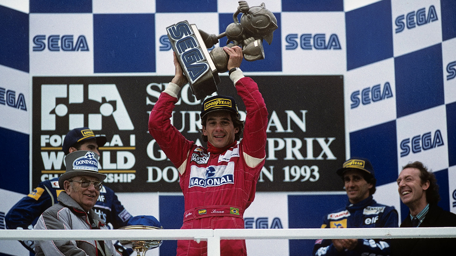 Ayrton Senna en el podio inglés que completaron Damon Hill y Alain Prost (Paul-Henri Cahier/Getty Images)