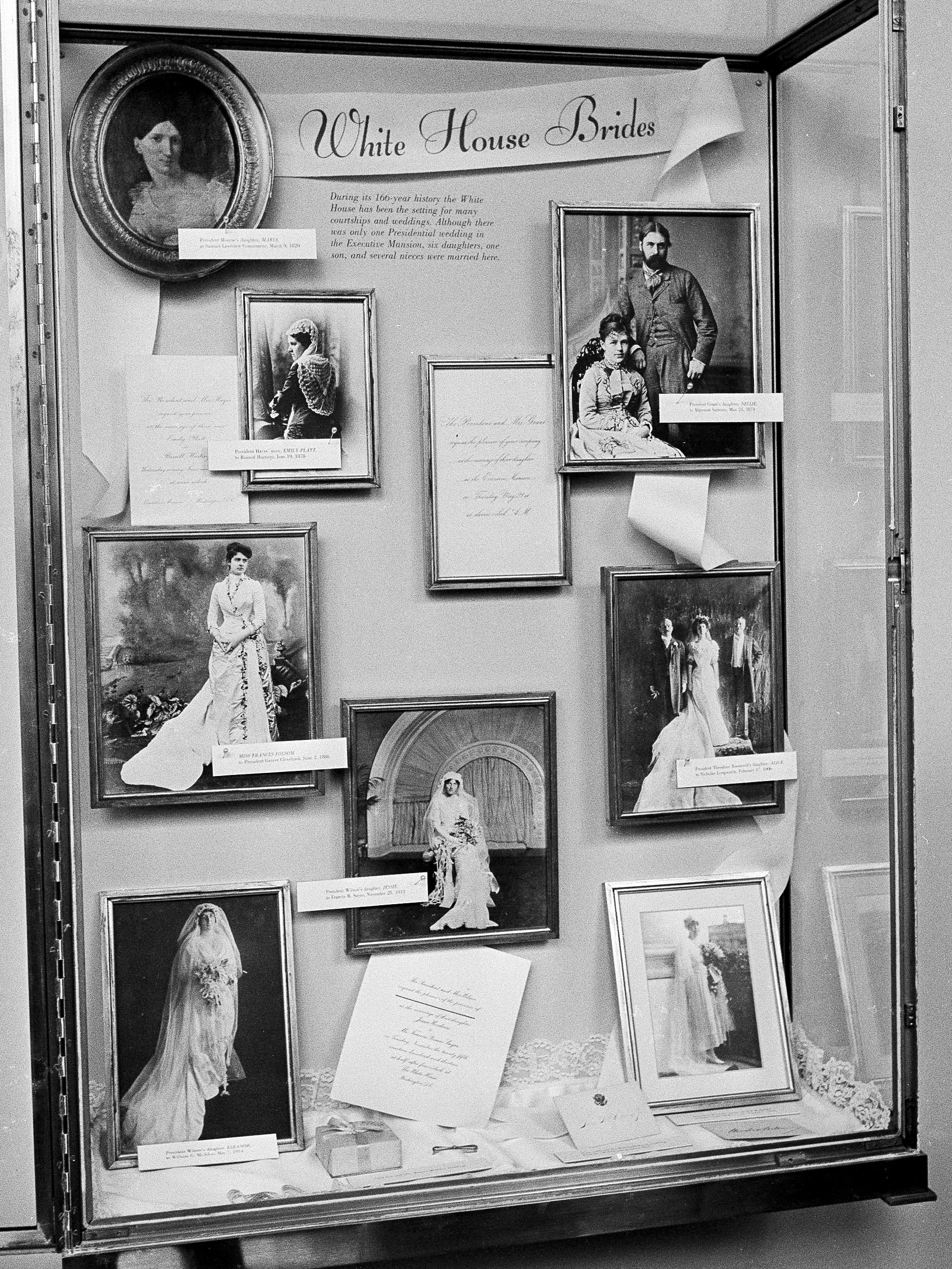 Fotografías de novias casadas en la Casa Blanca se exhiben en la mansión ejecutiva en una vitrina en Washington (AP)