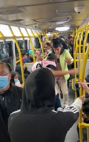 Pasajeros de TransMilenio armaron fiesta en uno de los buses articulados