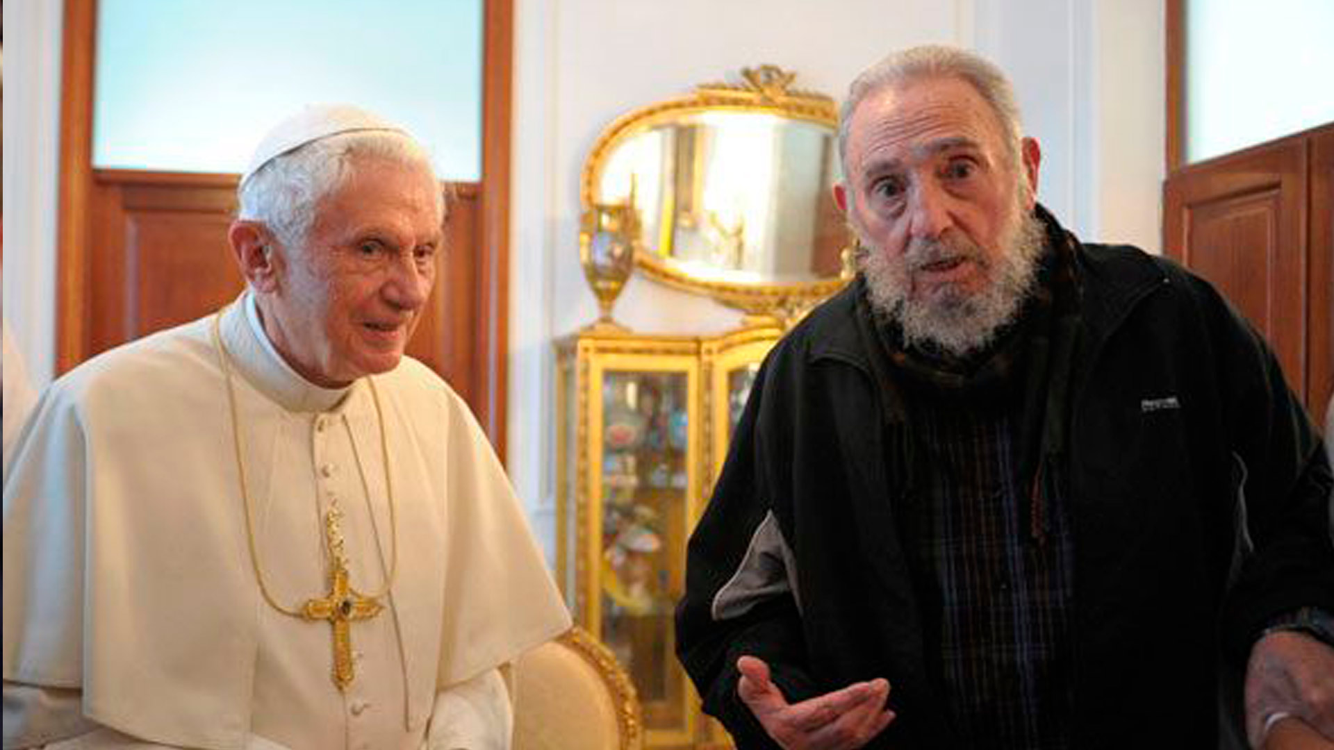 Benedicto junto a Fidel Castro en La Habana