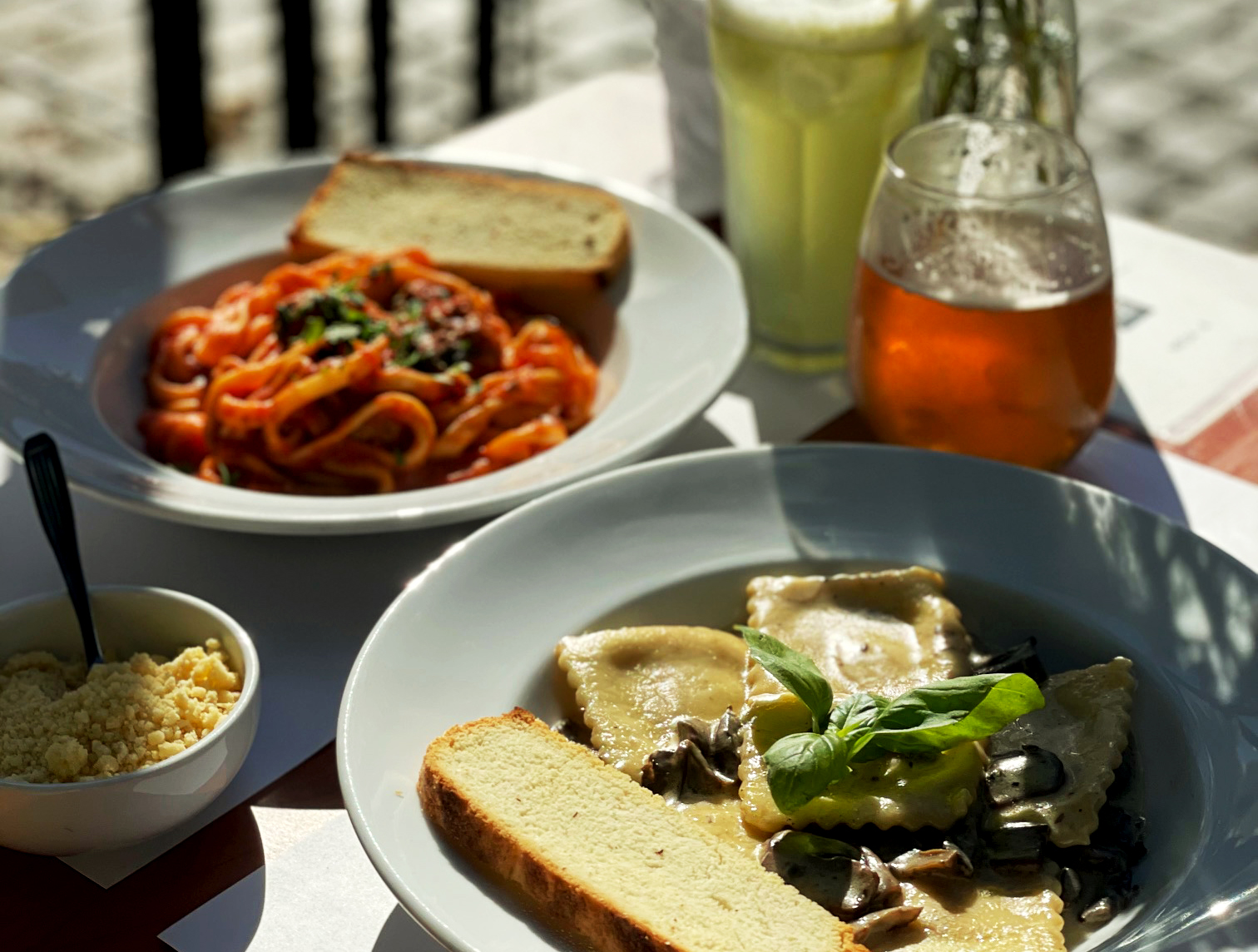 El restaurante cuenta con un pintoresco deck externo, un patio que traslada a las calles de Italia y un cómodo salón de ambientación rústica y moderna