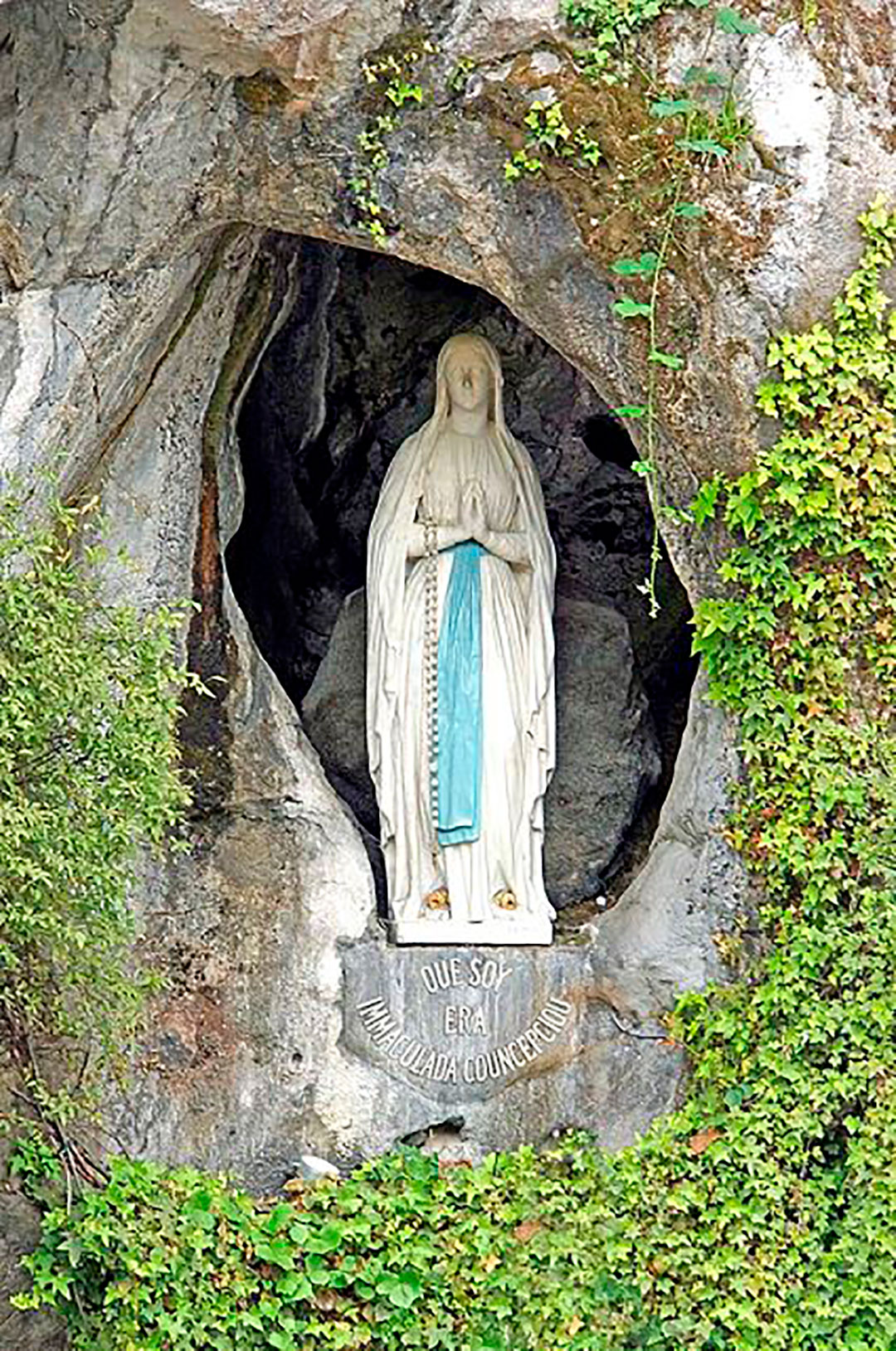 Escultura original de Nuestra Sra. de Lourdes realizada por el escultor Joseph Hughes expuesta en la gruta de Masabaille, Lourdes, Francia