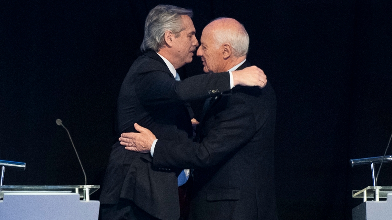 Alberto Fernández y Roberto Lavagna se abrazan antes del segundo debate presidencial en 2019