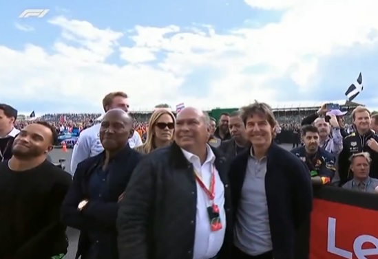 El papá de Checo Pérez junto a Tom Cruise en el GP de Gran Bretaña (Foto: Twitter/@FOXSportsMX)