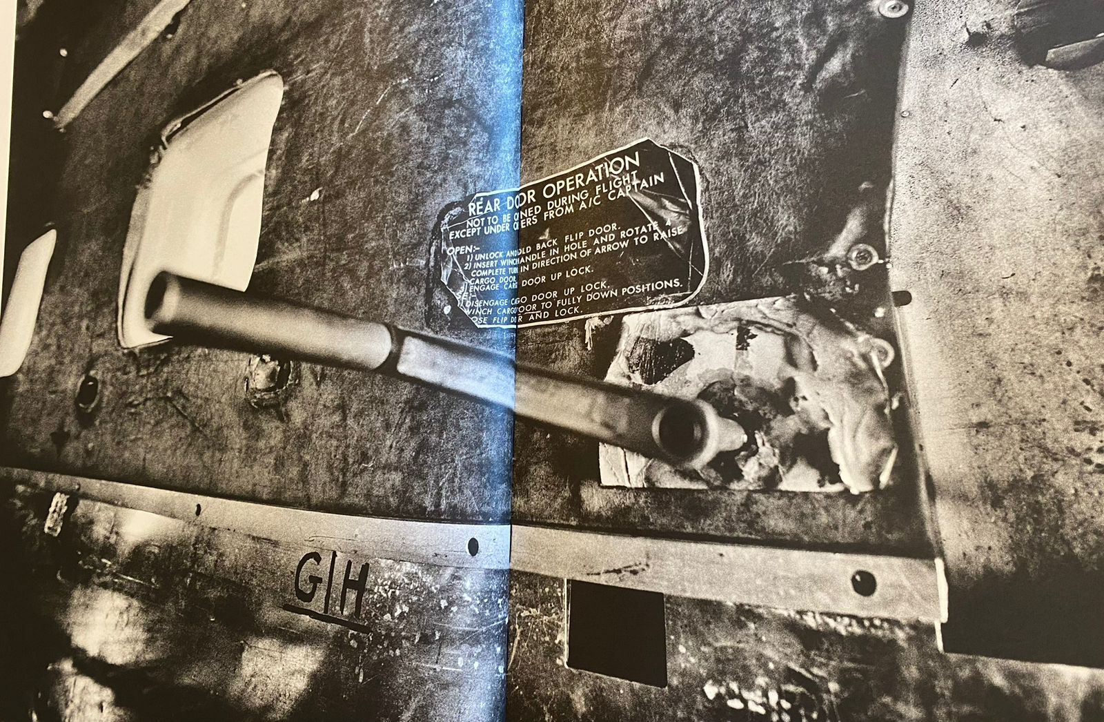 Dentro del avión, sobre la palanca, se encontraba el cartel que muestra la foto y fue removido. Allí se explicaba que los pilotos debían autorizar la apertura de la puerta. Esto demuestra que tenían pleno conocimiento de lo que sucedía en la parte trasera de la cabina