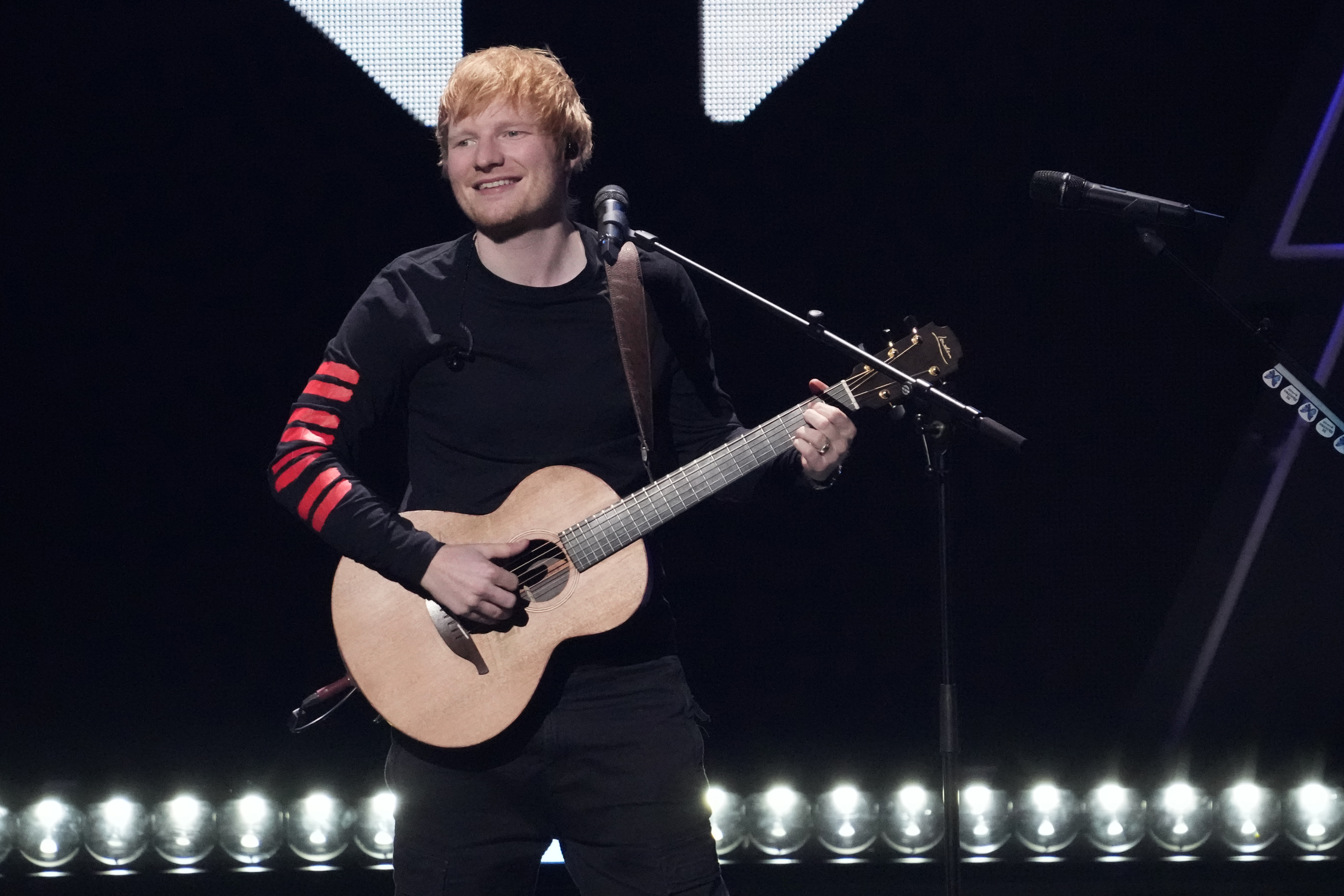 En medio del juicio, Ed Sheeran cantó con su guitarra la canción por la que es acusado de plagio