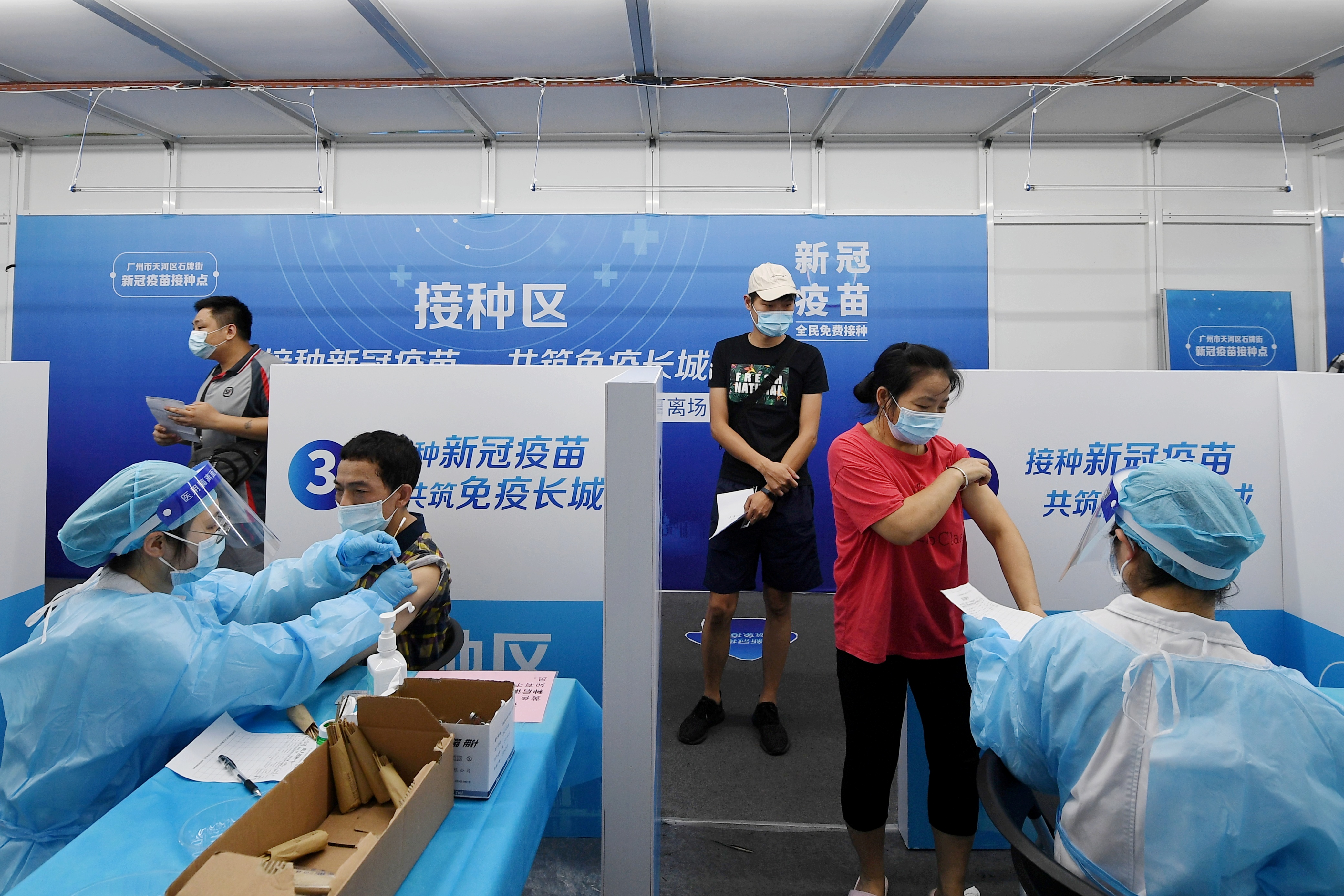 Residentes chinos reciben su vacuna (Foto: Reuters)