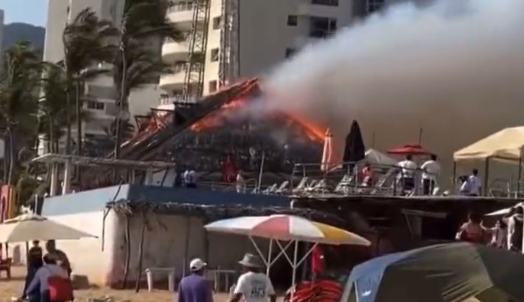 Incendio en el balneario “El Rollo” de Acapulco alarmó a vacacionistas