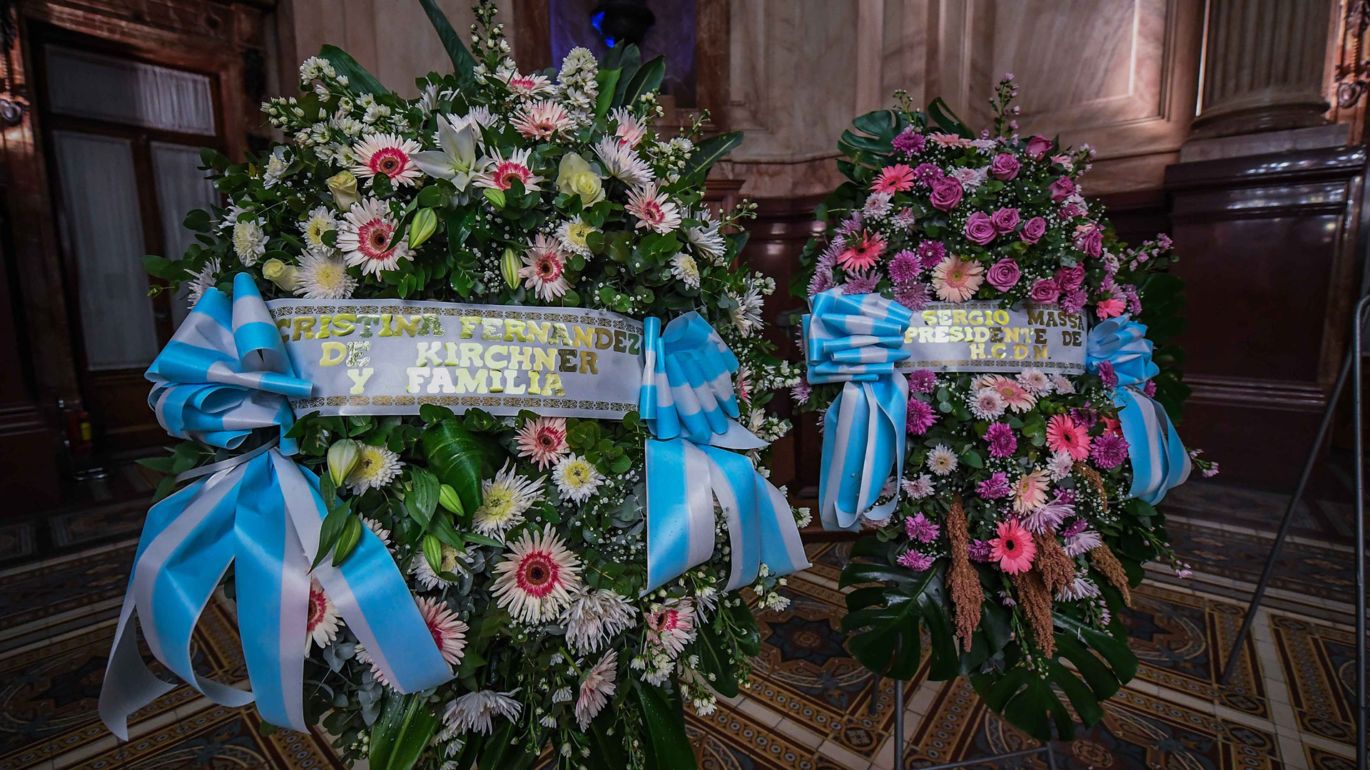 Las coronas fúnebres en nombre de Cristina Kirchner y Sergio Massa (Foto: Delfina Linares / Comunicación Senado)