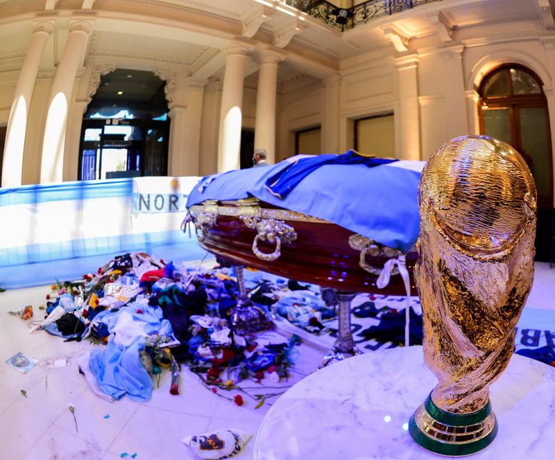 Una réplica de la Copa del Mundo junto al féretro de Diego Maradona (Foto: Reuters)