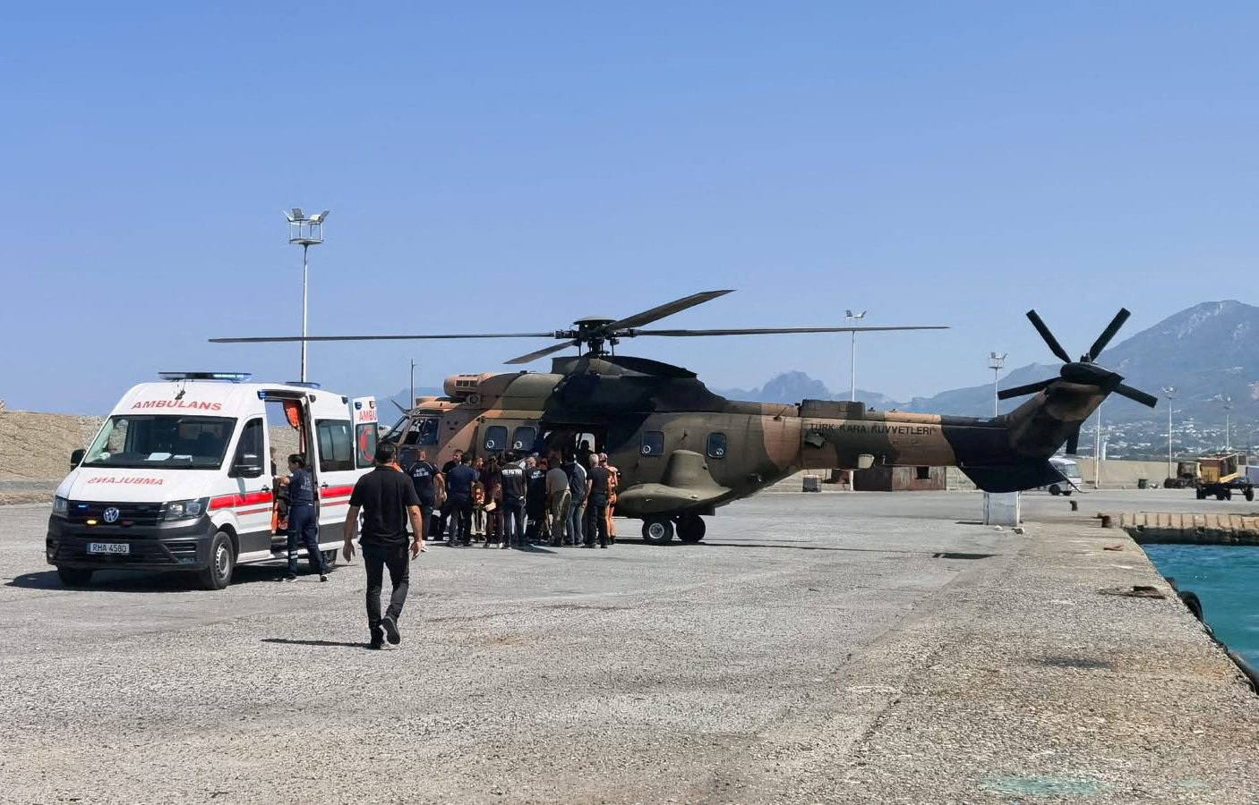 Arrestan a toda la tripulación del barco naufragado en Chipre mientras investigan las causas del “mayor desastre marítimo” de la historia del país - Infobae