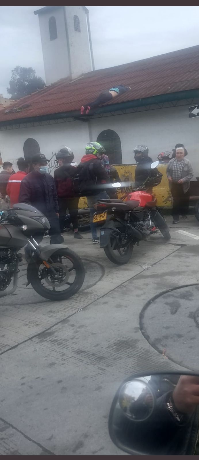 Tras un accidente de tránsito, parrillera de una moto terminó en el techo  de una iglesia en Bogotá - Infobae