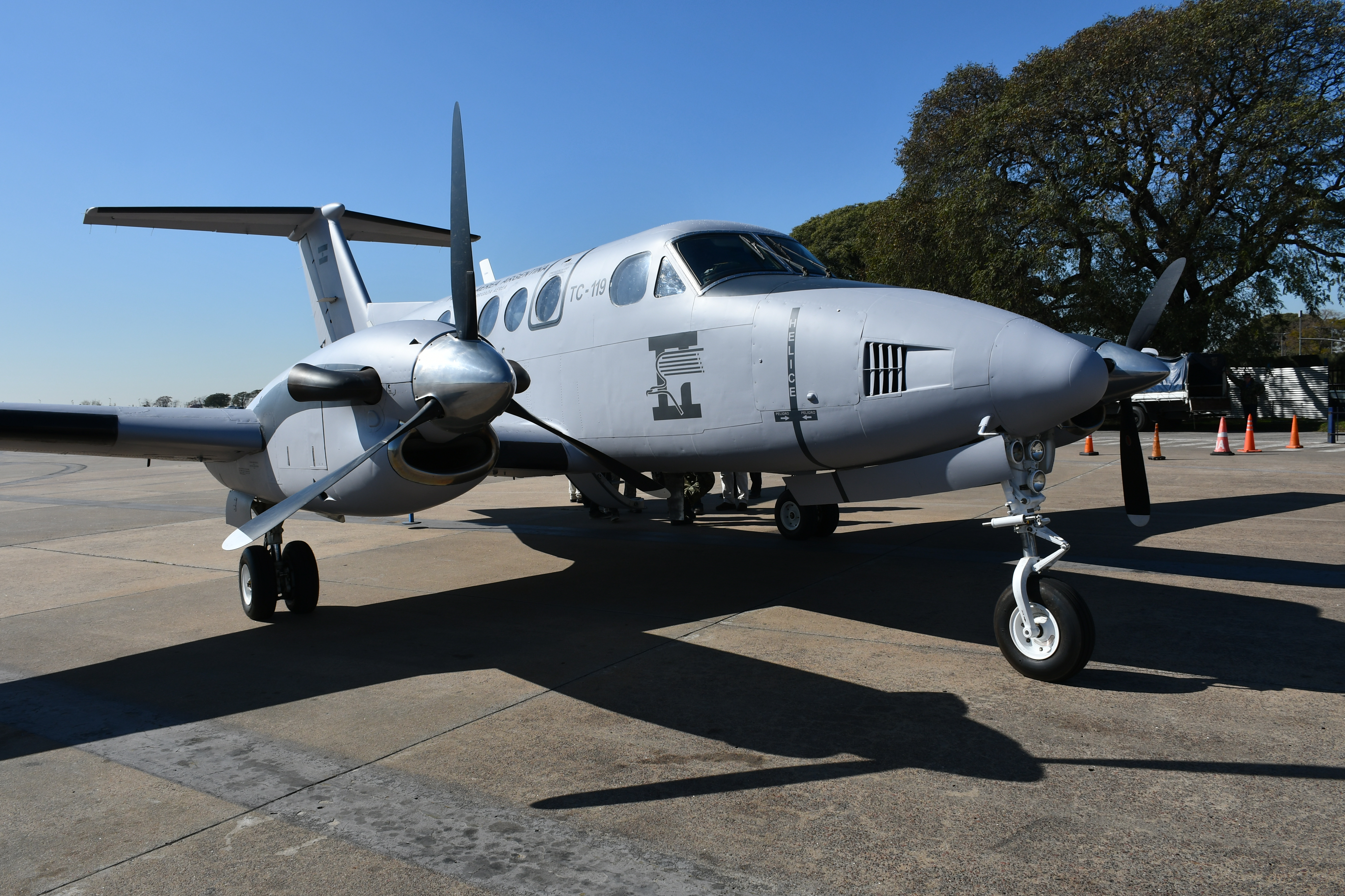El Beechcraft "Huròn": esta es la tercera unidad que recibe el país de un total de 12 adquiridas a EEUU con la finalidad de incrementar las capacidades logísticas de la Aviación Militar