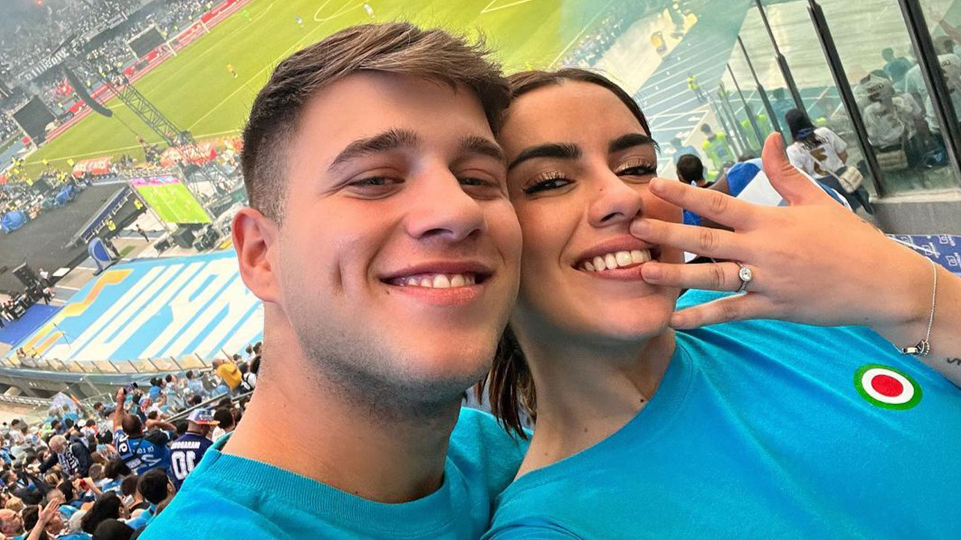 Una historia de amor en medio de los festejos del Napoli campeón: la inesperada propuesta de casamiento de un tifosi a una periodista argentina