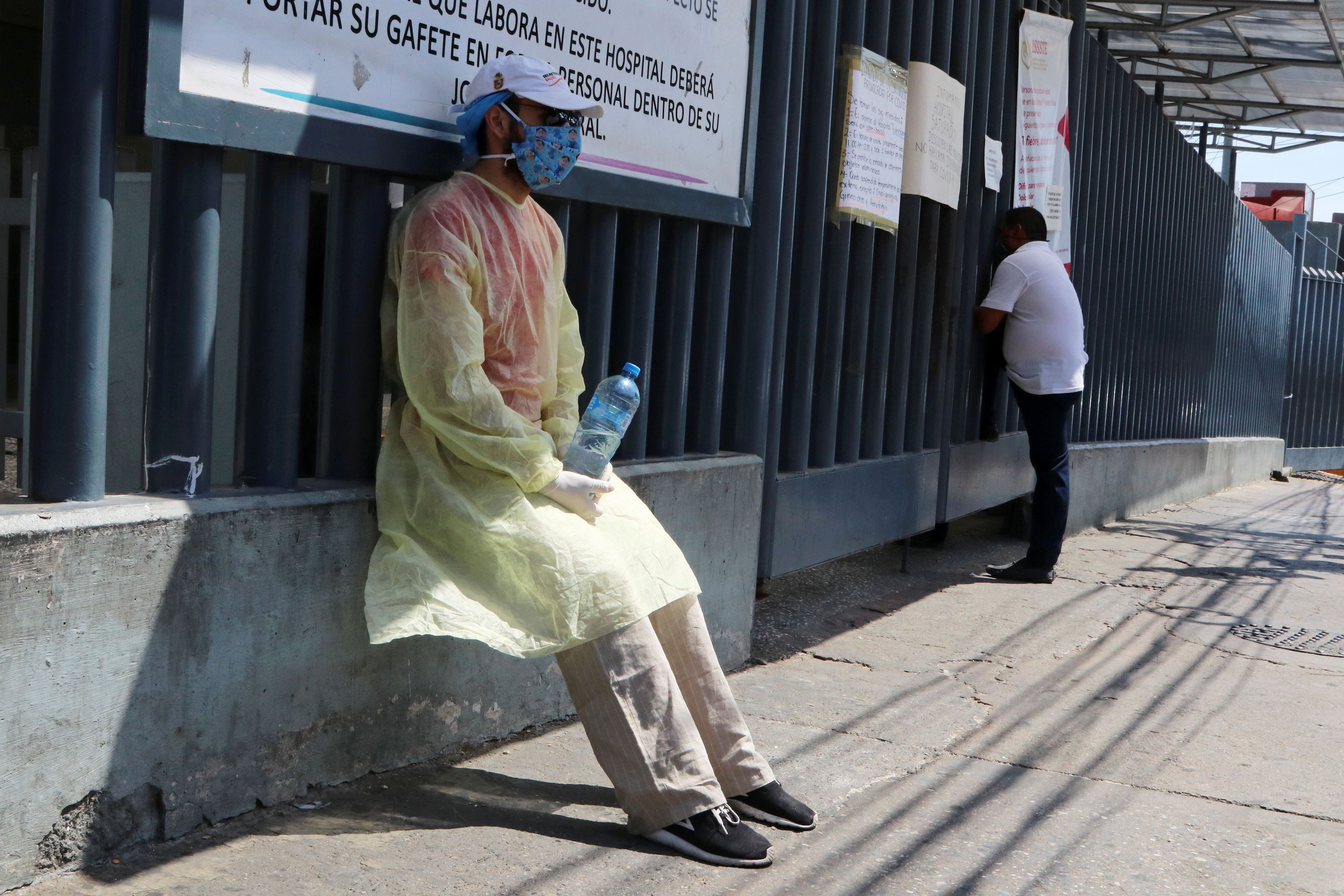 A medical staff member in protective gear takes a pause outside a hospital during the coronavirus disease (COVID-19) outbreak, in Acapulco, Mexico May 26, 2020. Picture taken May 26, 2020. REUTERS/Javier Verdin